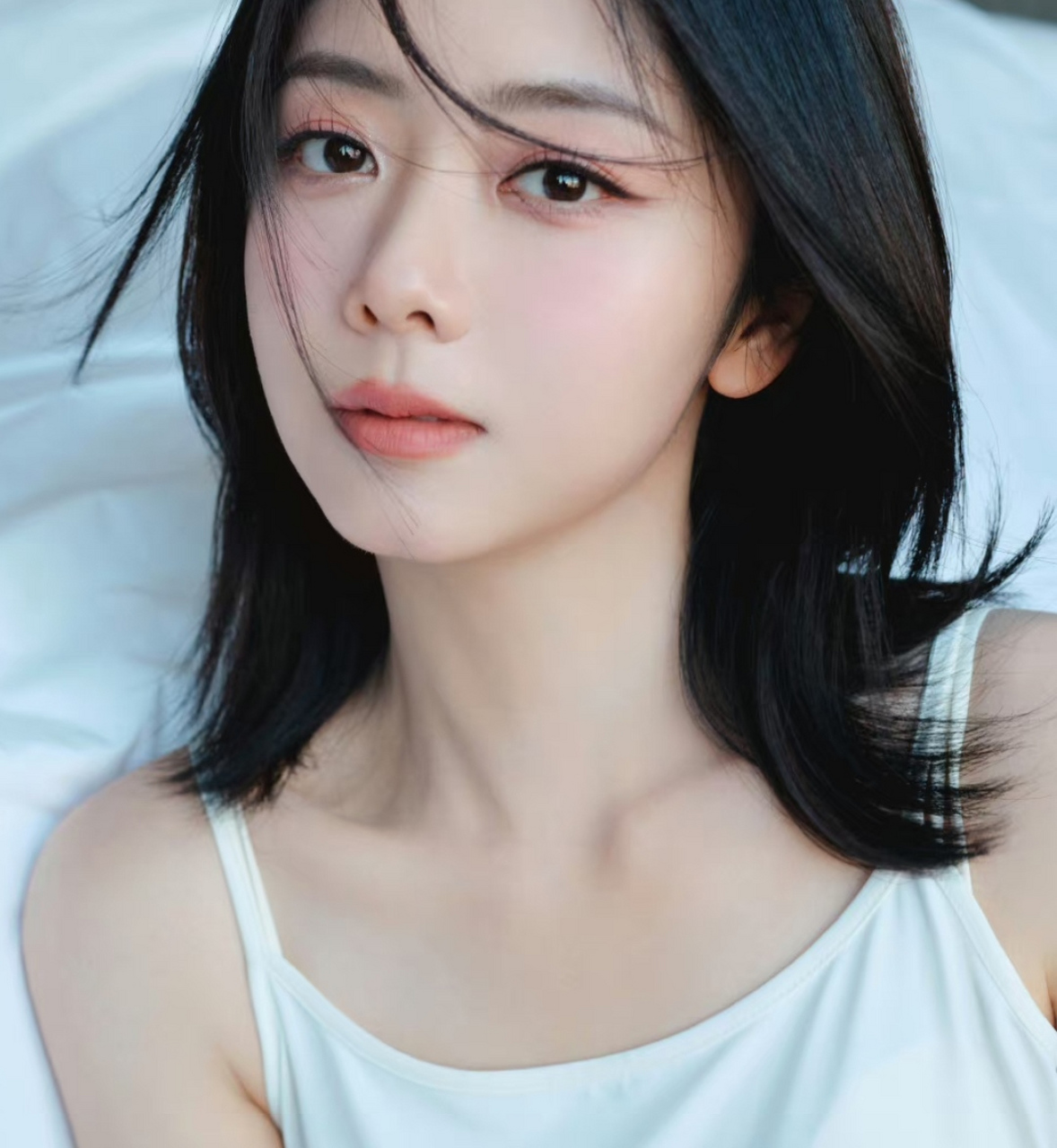 谭松韵新电影上映晒宣传美照,一股小清新气息扑面而来,她穿着白色吊带