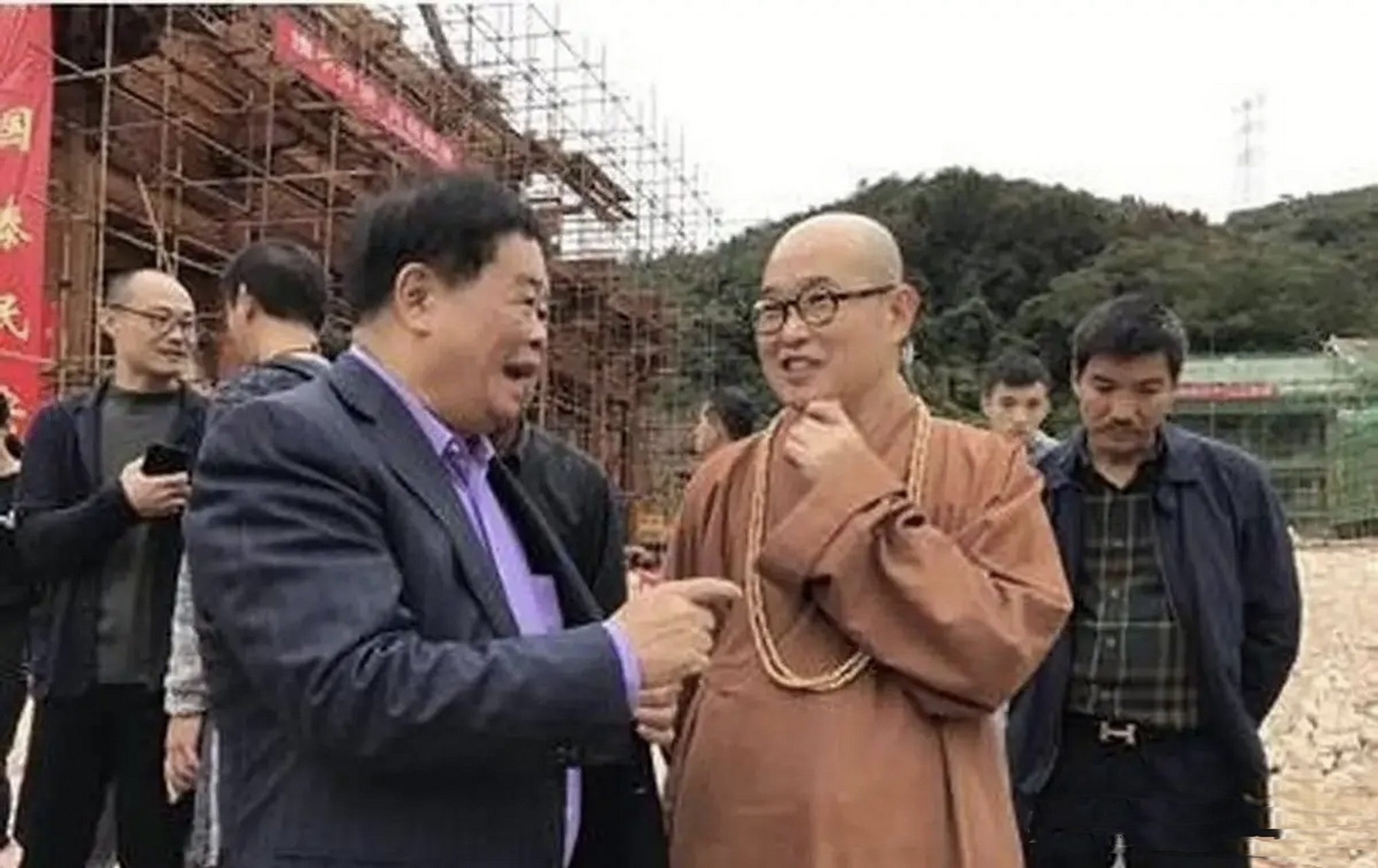 2016年,曹德旺和王石一起参观万福寺,寺庙破败不堪,方丈说:重修寺庙