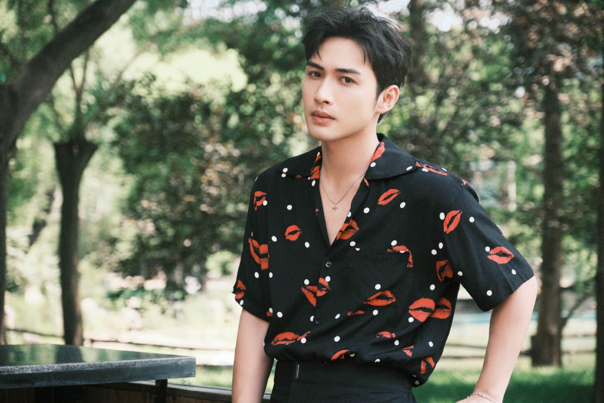 张彬彬夏日花衬衣写真