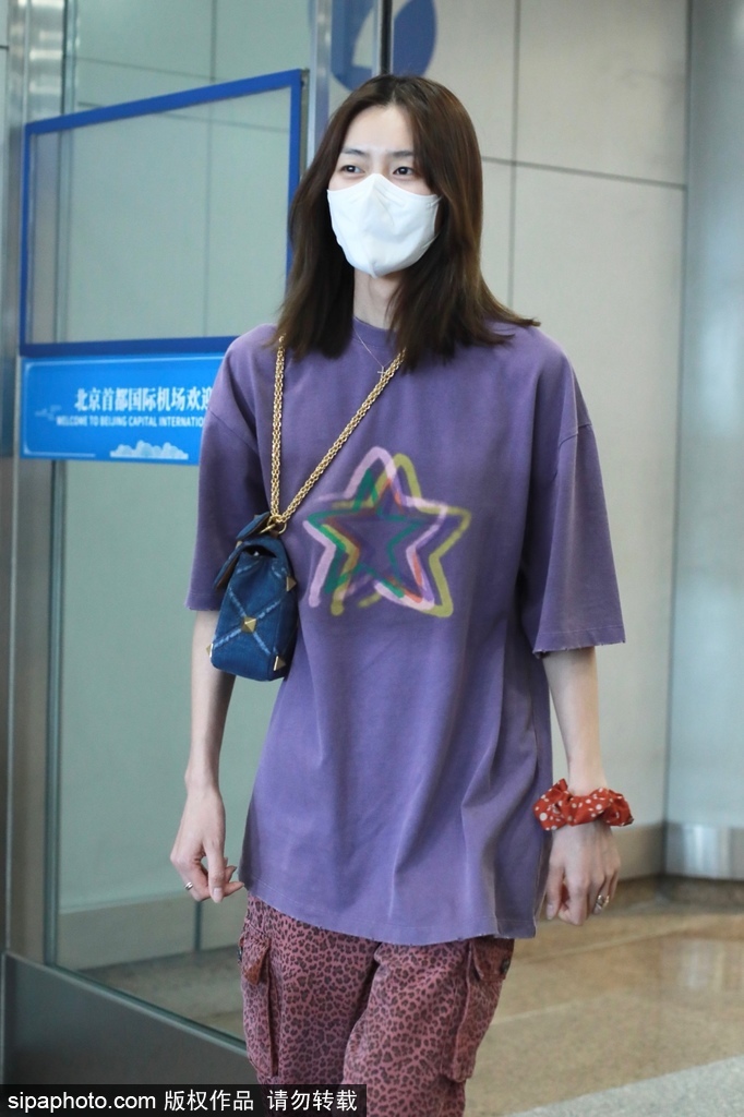 组图：刘雯低调现身首都机场 着星星图案紫色T恤休闲随性第3张图片