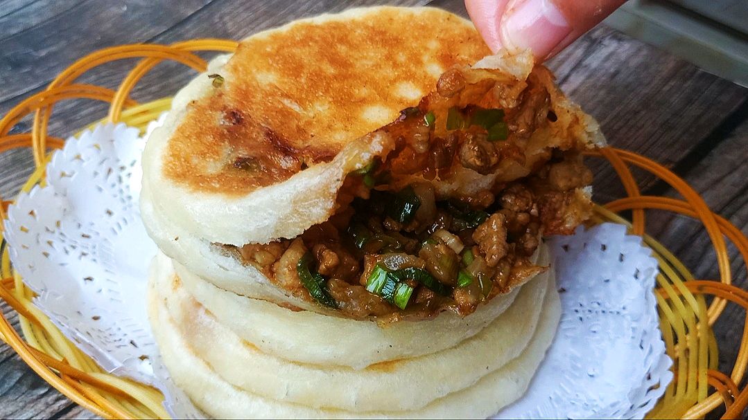 吃腻了酱肉包子,试试酱肉饼,酱香味浓郁,孩子一口气吃了三个