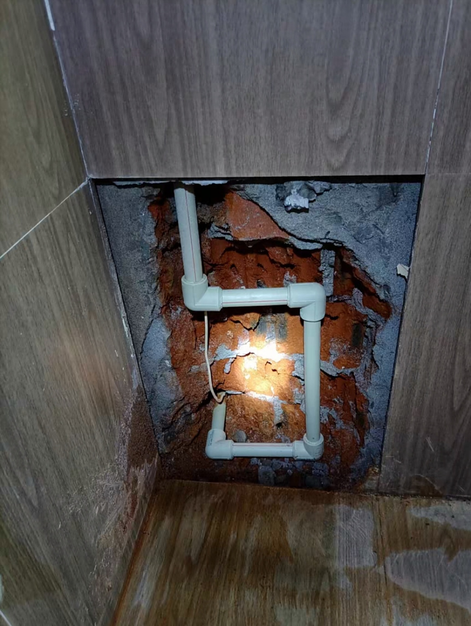 就目前水管品质和管工水平,真不敢保证十年八年不漏水!