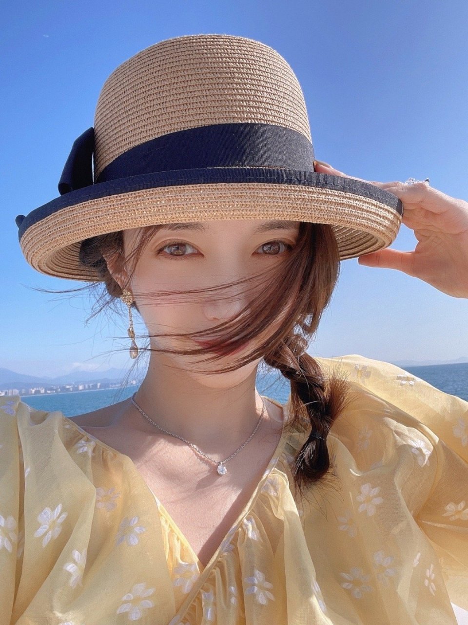 江疏影光着小脚丫坐在游轮上,看样子这次旅行还不错,笑容满面.