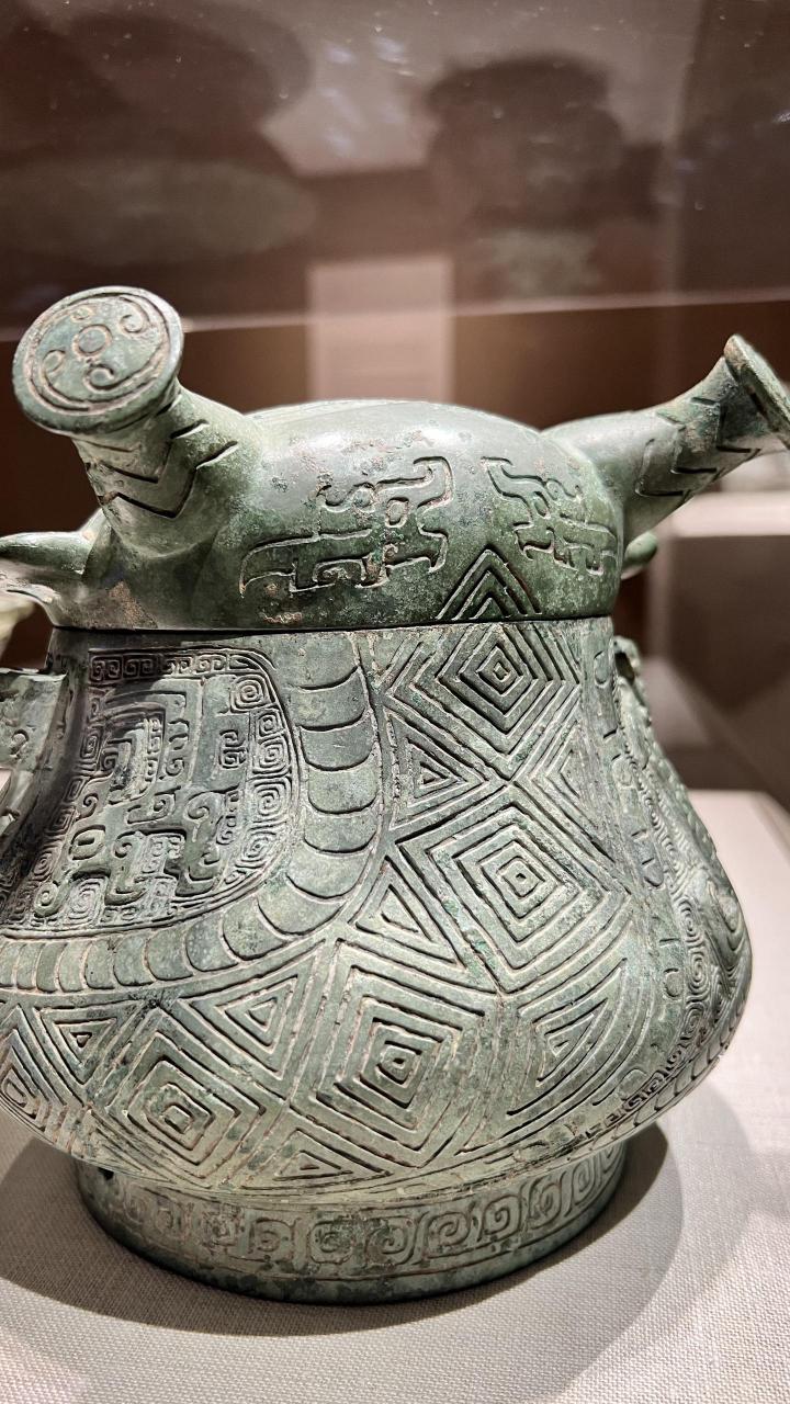 商晚期安阳青铜人面盉.