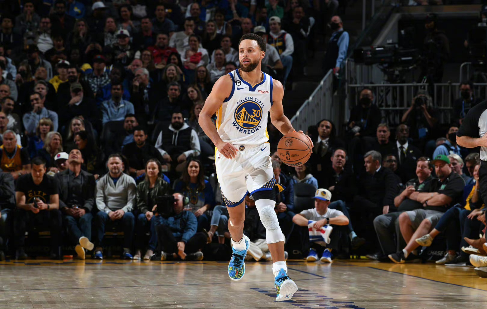 库里新赛季场均30.8分,三项命中率187,34岁的他有望再次获得mvp