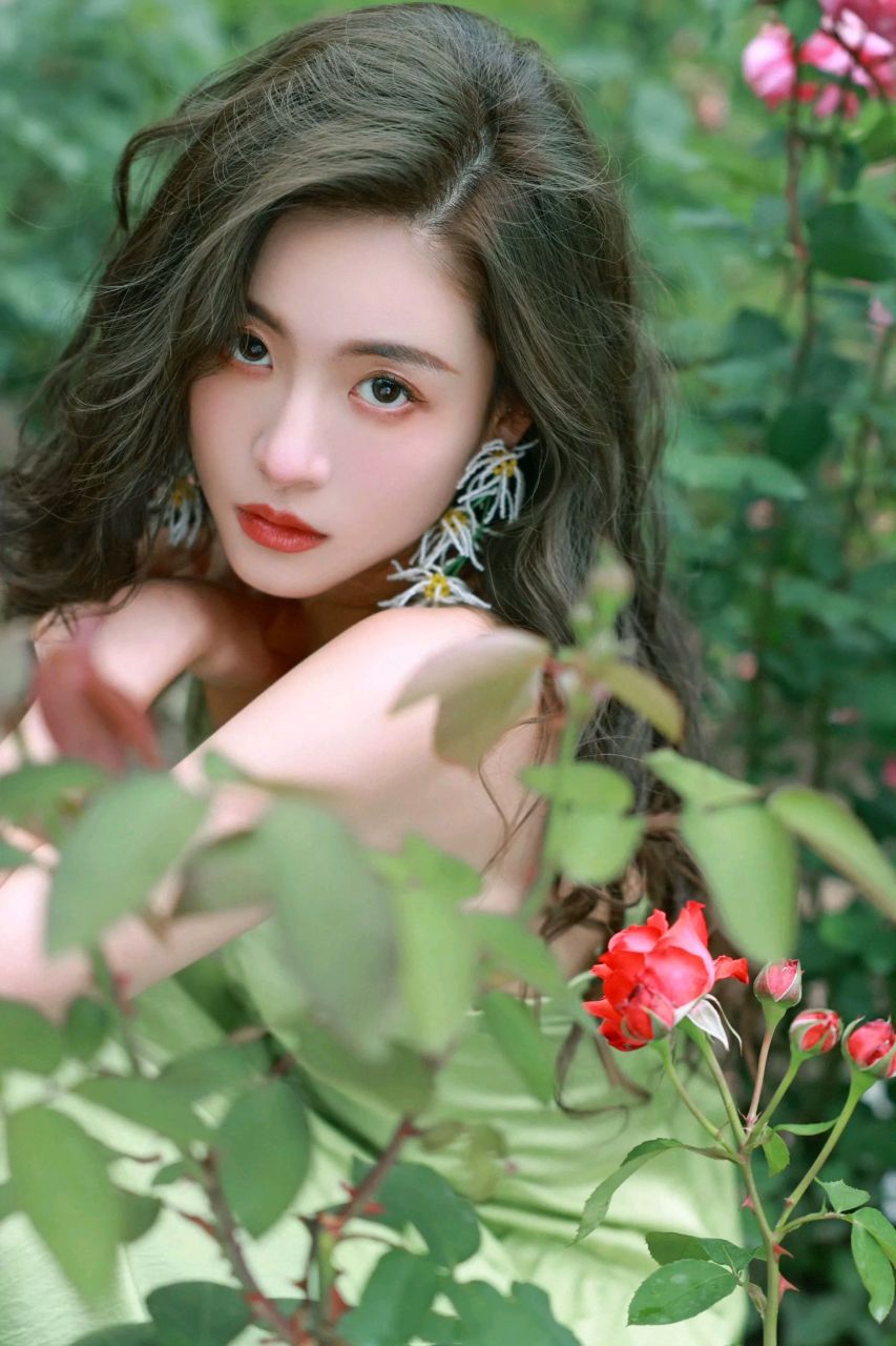 孙芮,歌手,演员,snh48成员,有着纤细的腰和修长的腿.