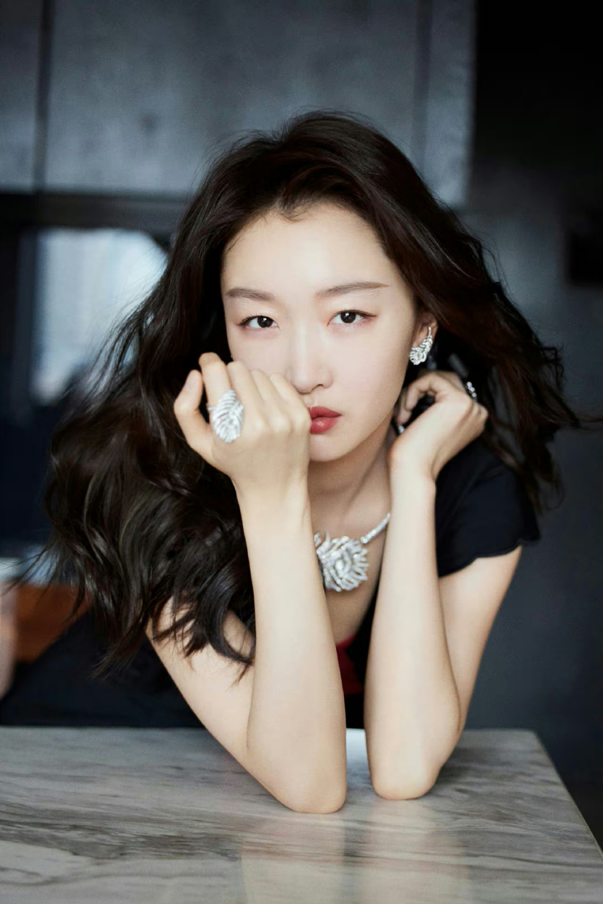 周冬雨# 肤白貌美的美少女,清纯甜美,楚楚动人