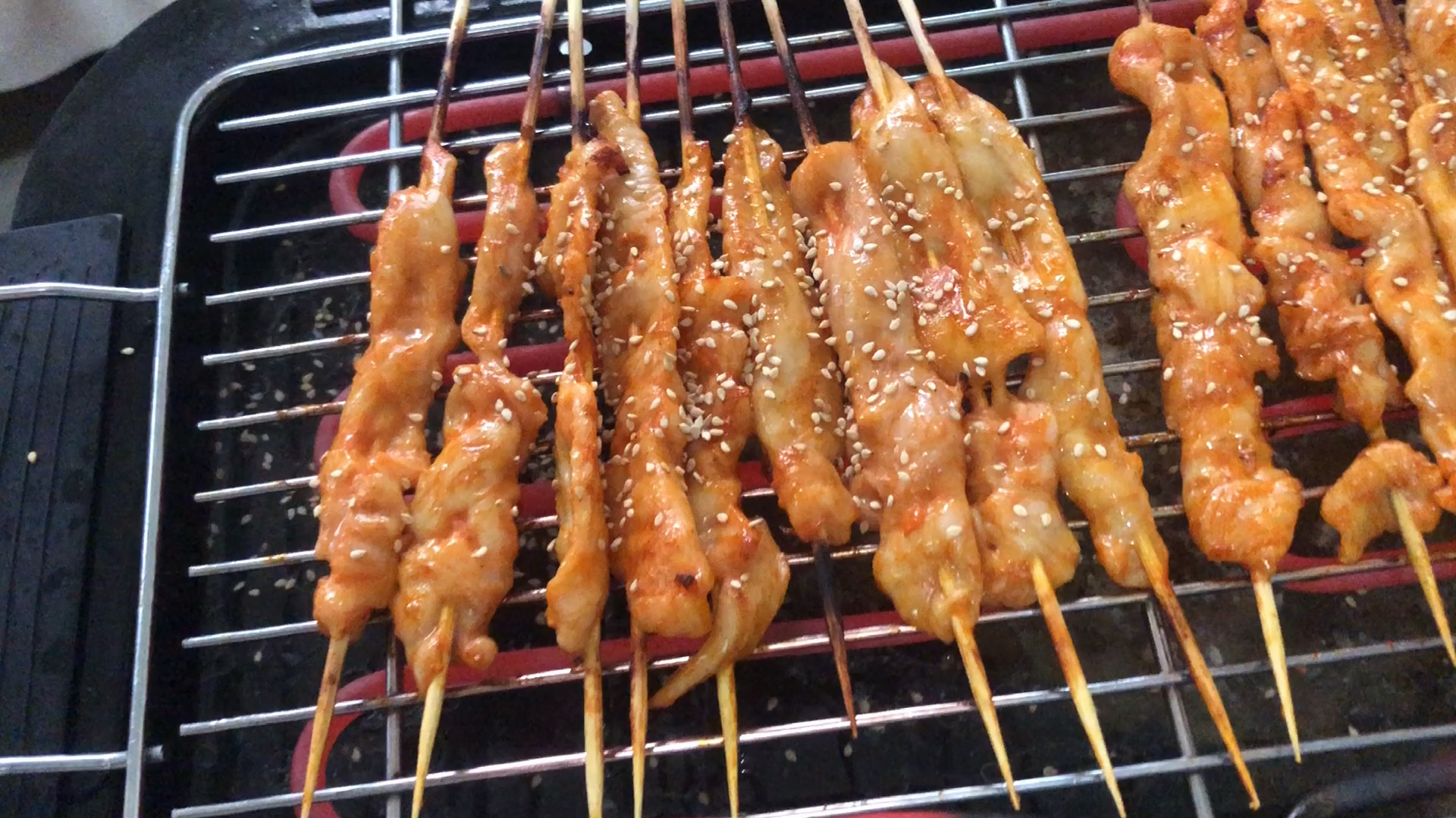 媳妇想吃烧烤阿祥自己在家烤,隔壁小孩都馋哭了!