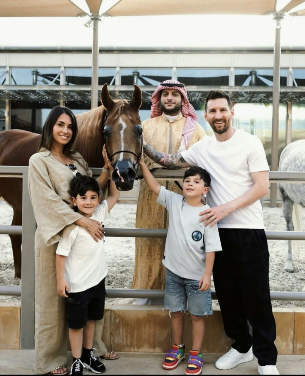 梅西和老婆安东内拉·罗库索一起带孩子旅游 一家四口好幸福 小儿子西