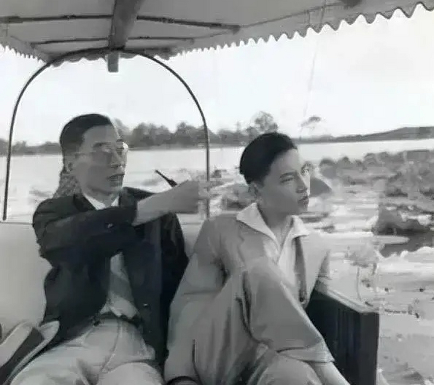 傅雷与傅聪:父子的压力与牵连  1956年9月,傅雷与傅聪父子在美丽的