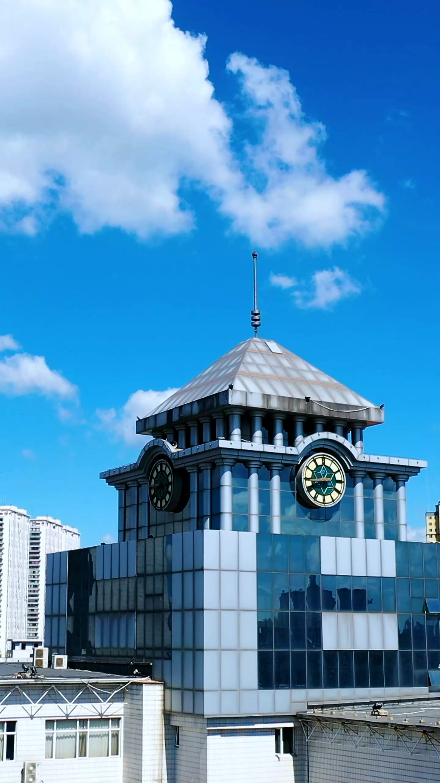 西关钟楼始建于上个世纪六,七十年代,几十年的风雨沧桑成了辽阳近代史