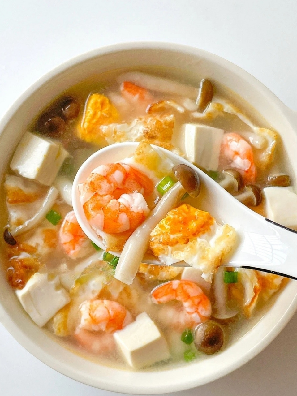 正宗的三鲜汤用的是海参,鱿鱼和笋干为主料,辅料有盐,味精,料酒,胡椒