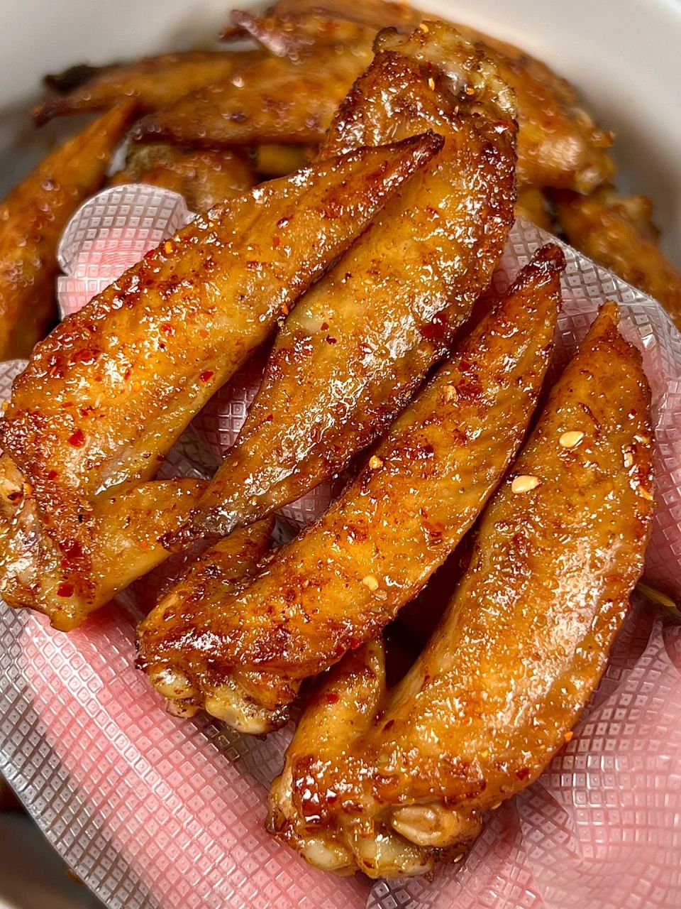 香香辣辣,鲜嫩的翅尖搭配孜然和辣椒粉吃起来好好吃,跟外面烧烤摊的