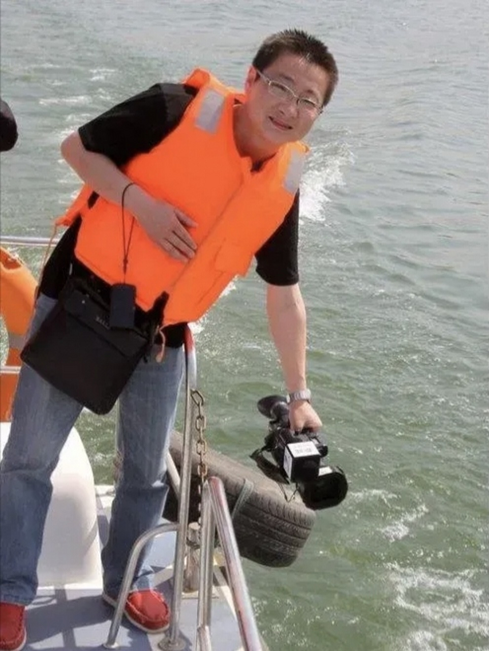 还记得那位爆光"地沟油"的记者李翔吗,他身中十几刀惨死,为中国的十几