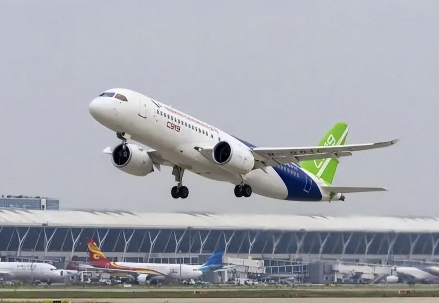 今日,我国东方航空c919首飞成功,引起了广泛的关注.