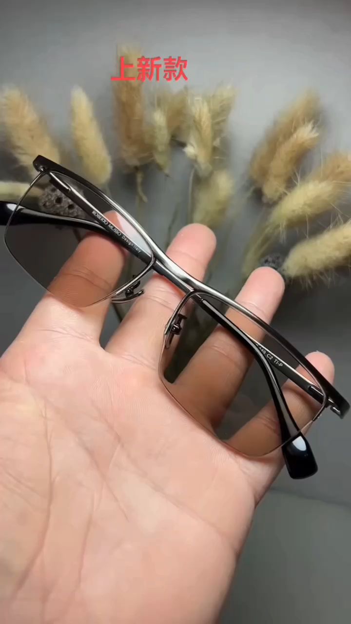 全钛镜框浅茶色镜片,简单大气,轻便舒适,适合任何年龄段佩戴!-度小视