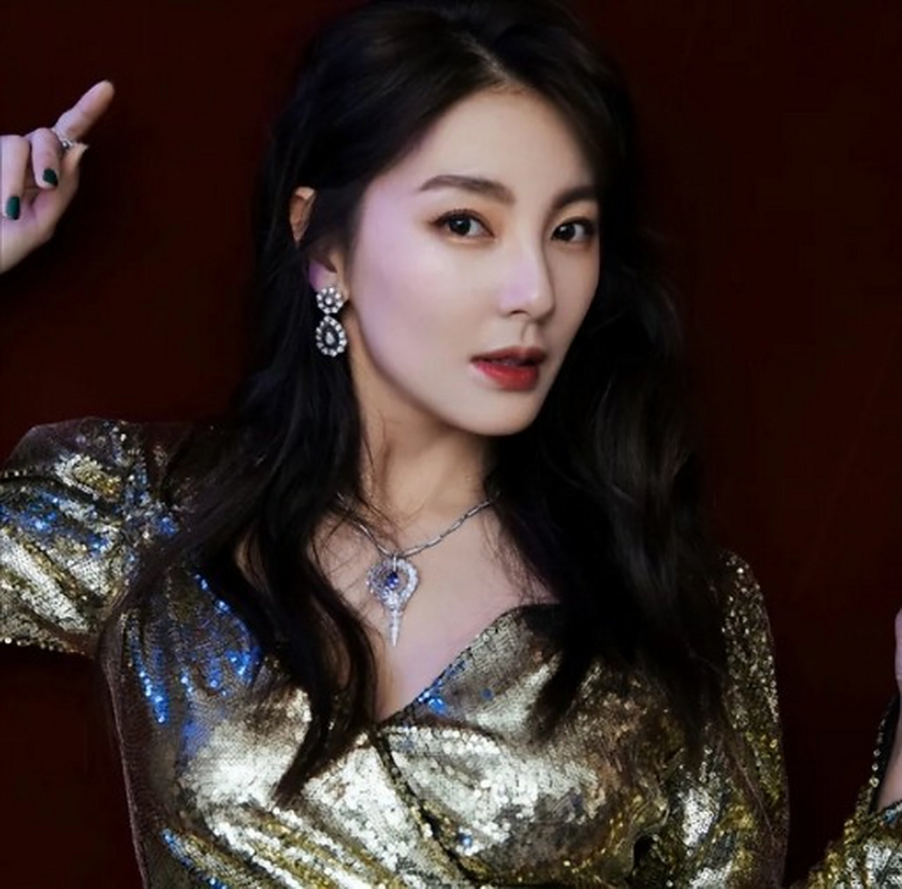 主持人问演员张雨绮,你和周星驰闹到了法庭上,不欢而散,怎么后来又