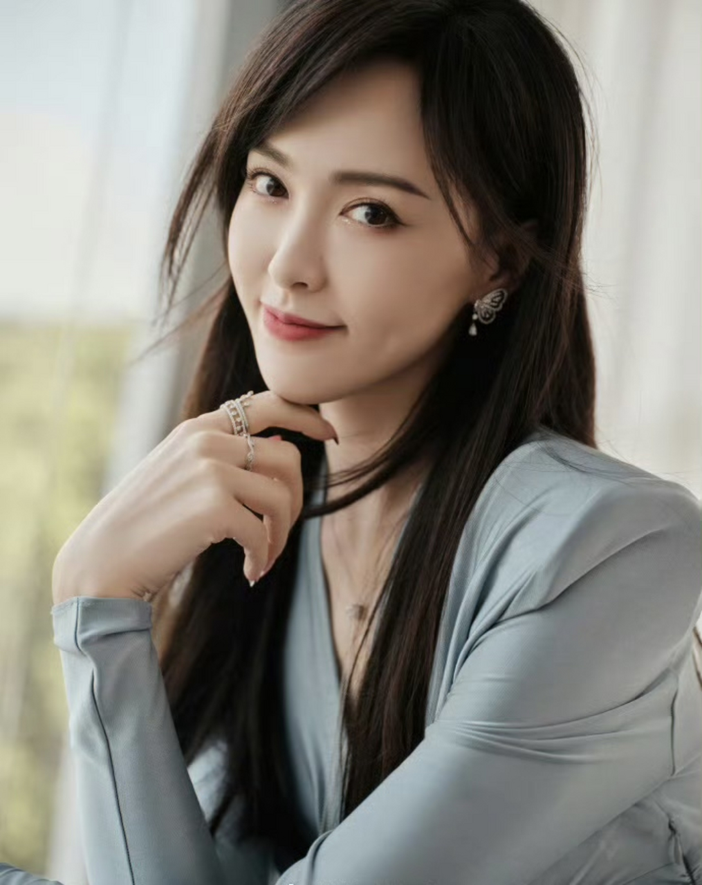 唐嫣一袭浅蓝色连衣裙勾勒好身材,长发飘飘淡雅温柔 676767