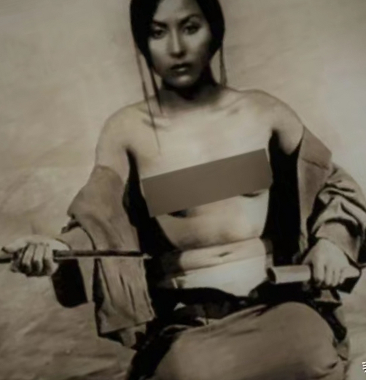 日本投降的时候,众多女性脱光上衣切腹自尽,可悲又可恨.