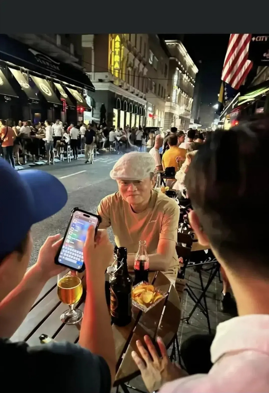 马云现身波黑萨拉热窝,在酒吧门口要了一瓶在中国市场都快绝迹的玻璃