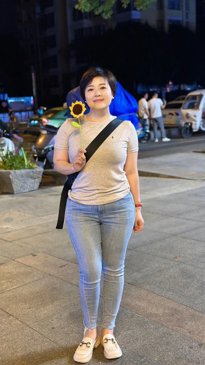 助我上热门# 丰满女生街拍,确认过了,是我喜欢的类型!