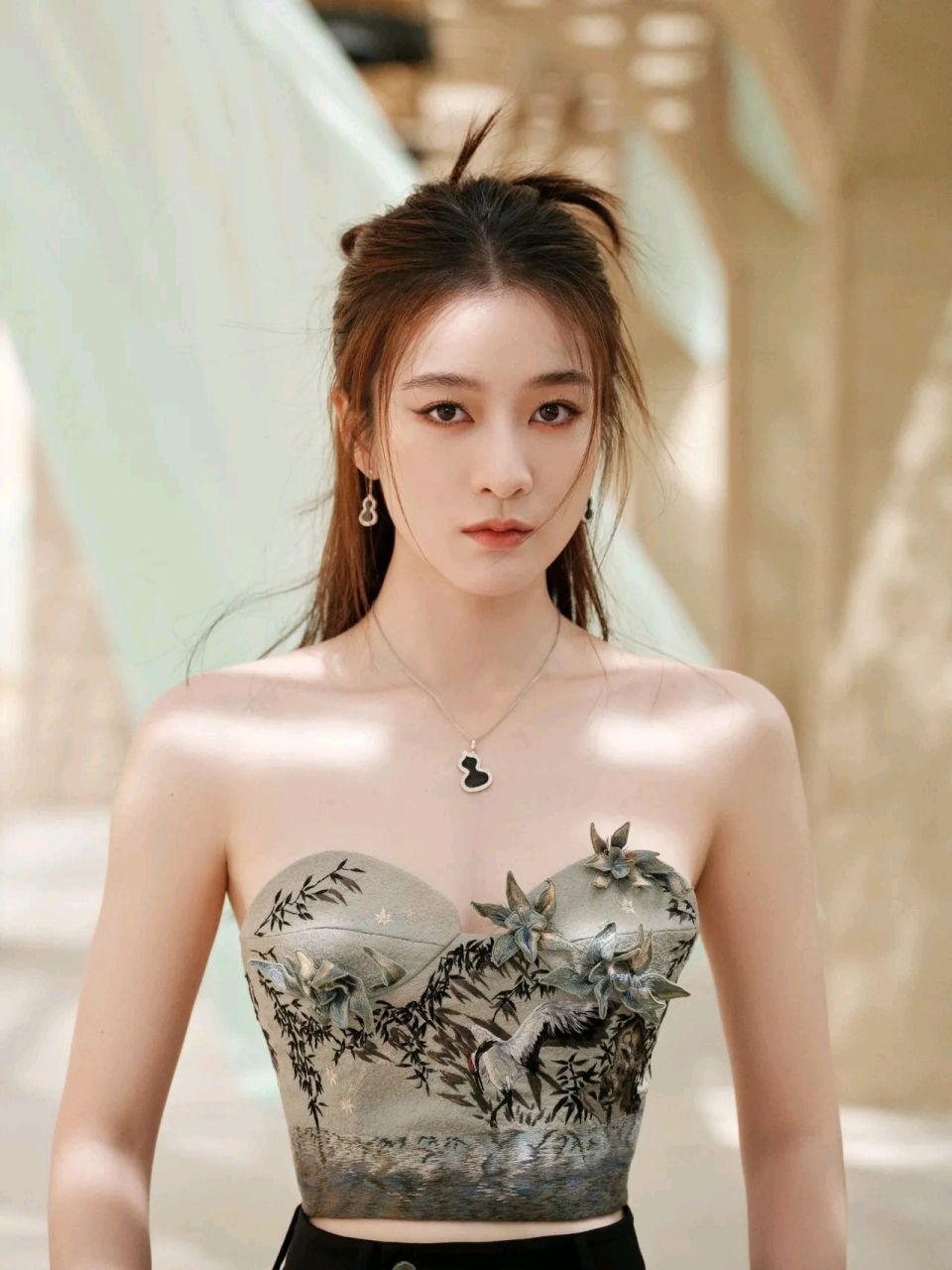 张雪迎植物渐染灰绿色抹胸 非常喜欢~有创意~  #娱乐八卦# #图文优选