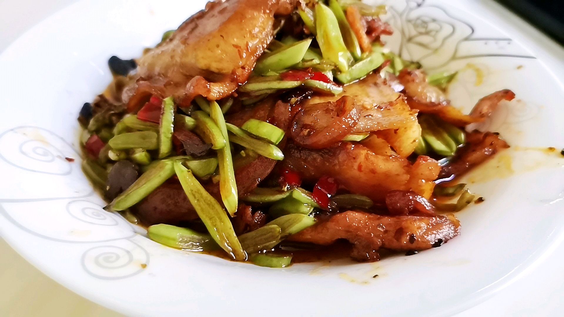 非正宗川菜回锅肉,用四季豆炒的哦,色泽红亮诱人肥而不腻