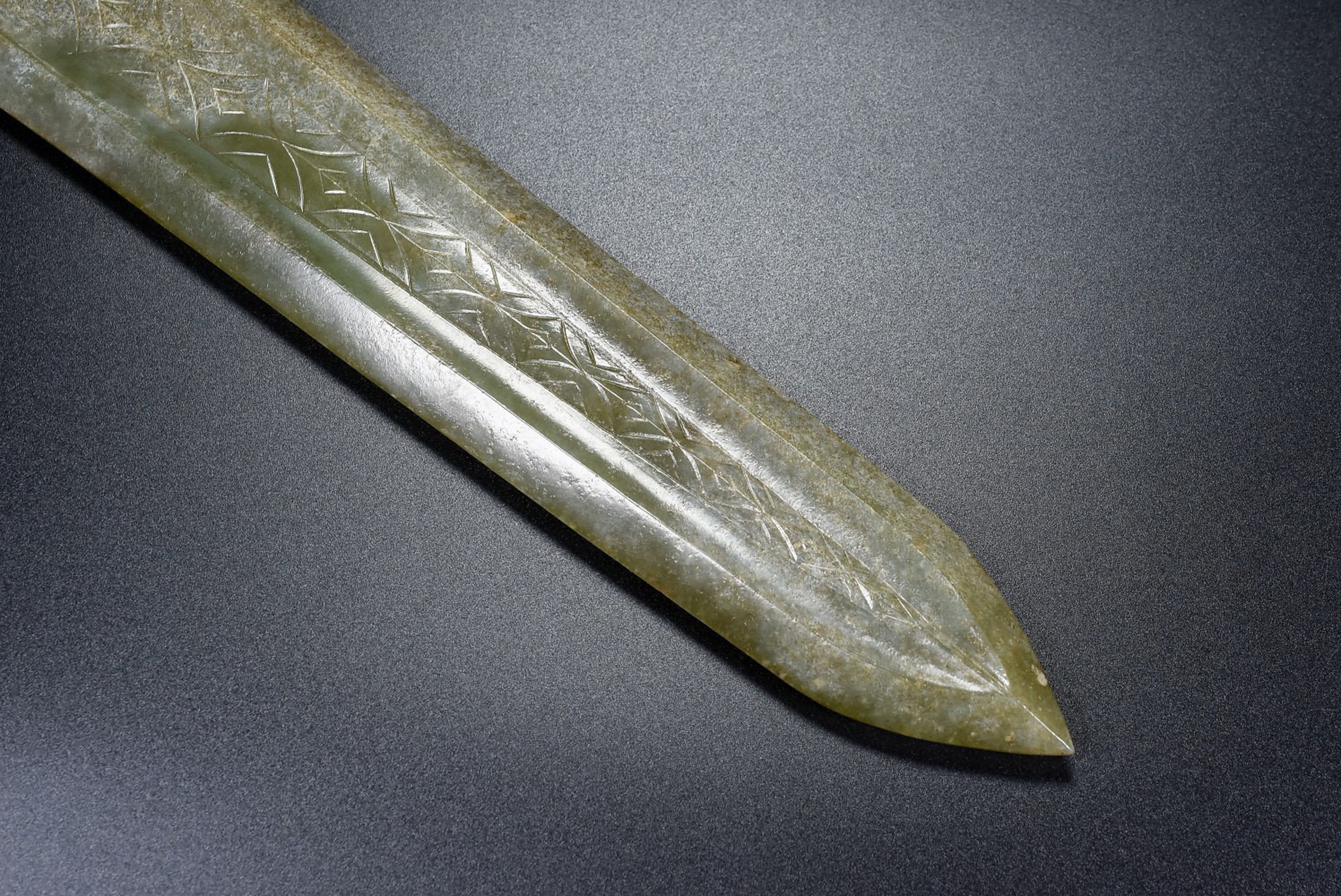 旧藏 和田玉兵器,玉质细腻油润,细节如图所示,尺寸 长 37厘米,宽 5.