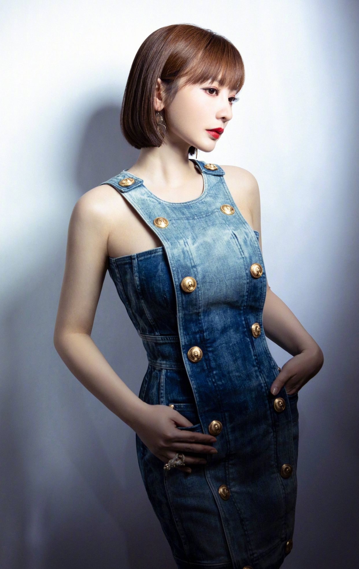 柳岩:五官立体又精致,短发彰显干练的同时又不失女人味!