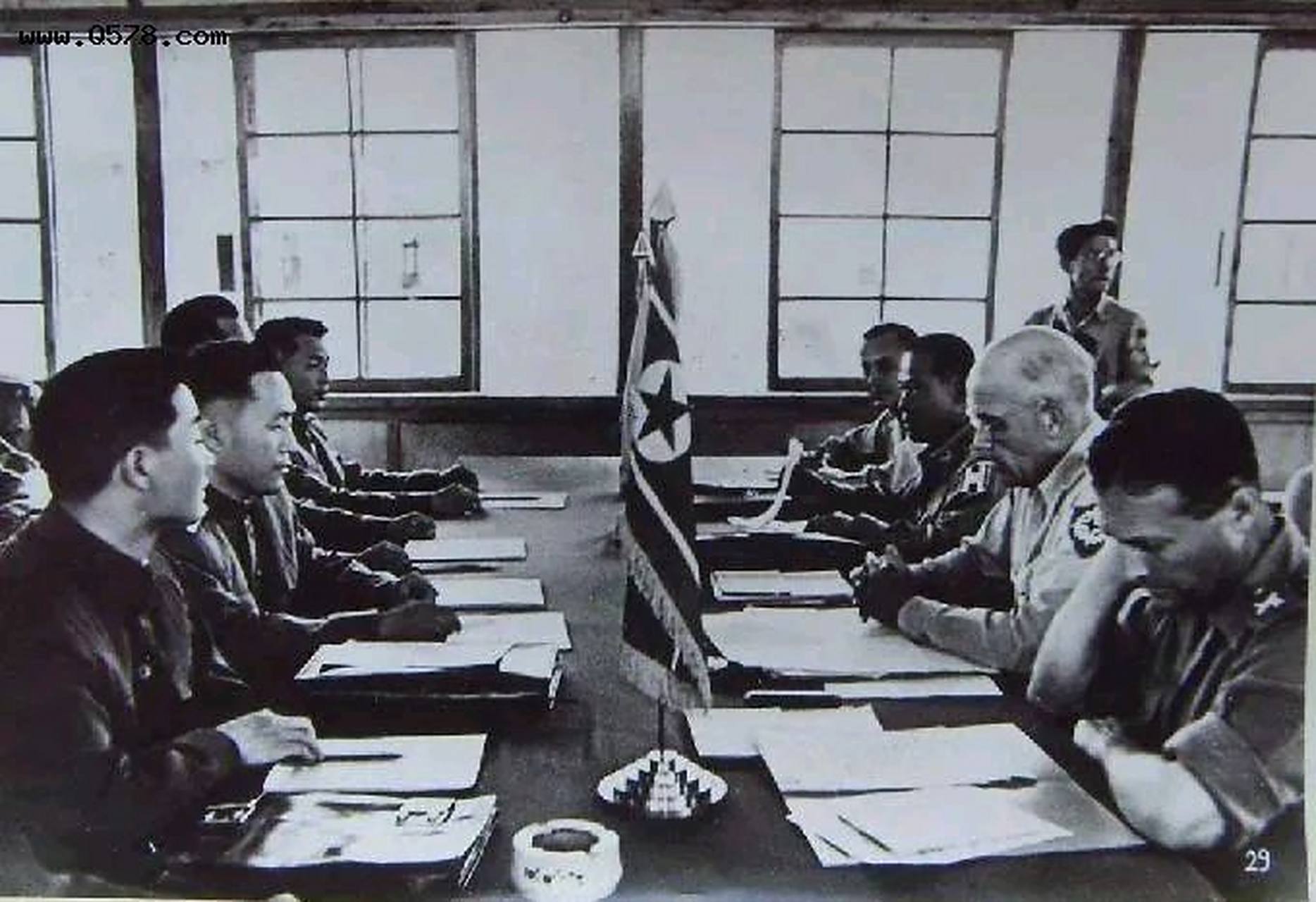 1951年8月10日,朝鲜停战谈判的会议桌上,出现了奇特的一幕,谈判双方
