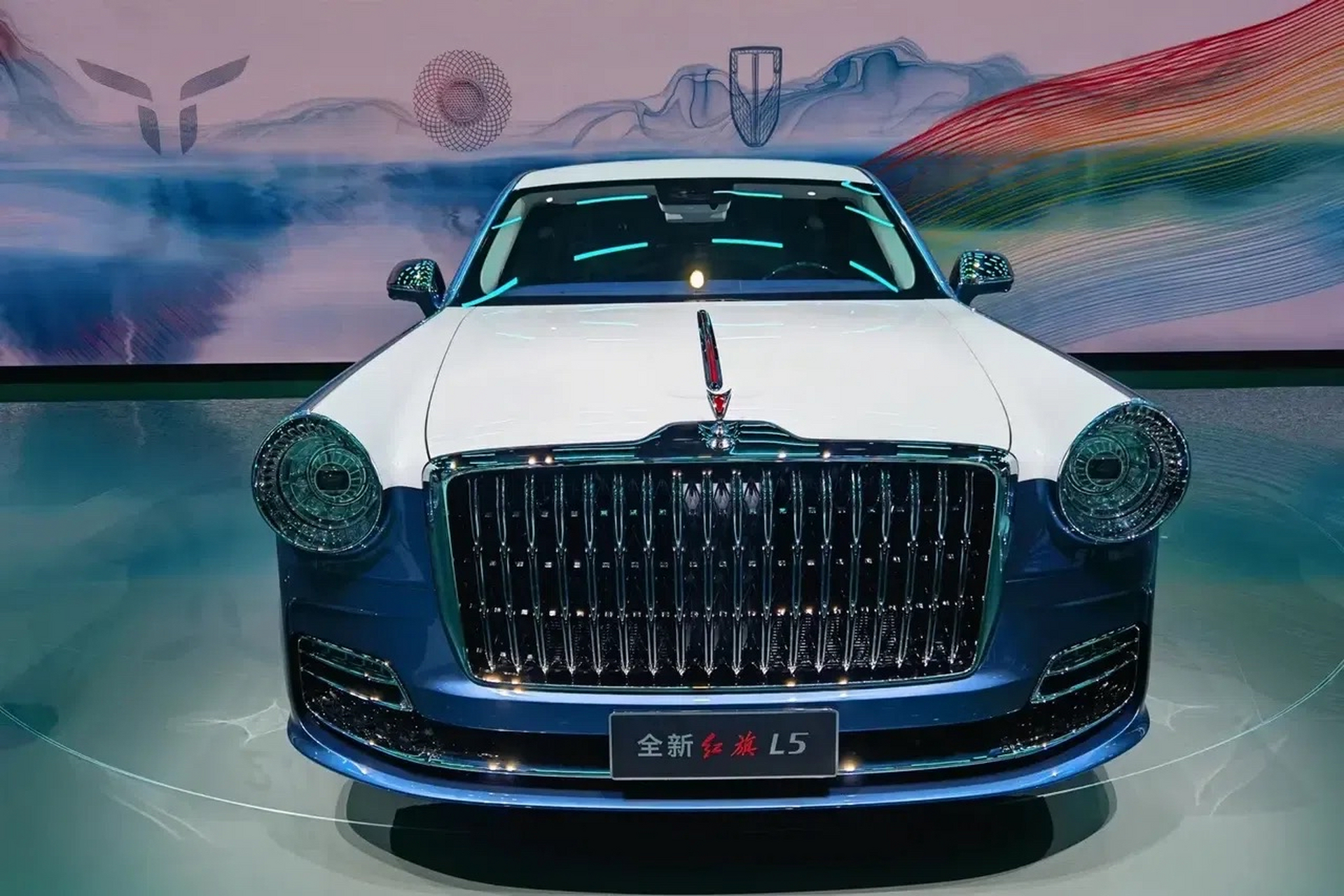 逛车展,看到了全新一代红旗l5,红旗这个品牌一直扮演着"图腾"的角色