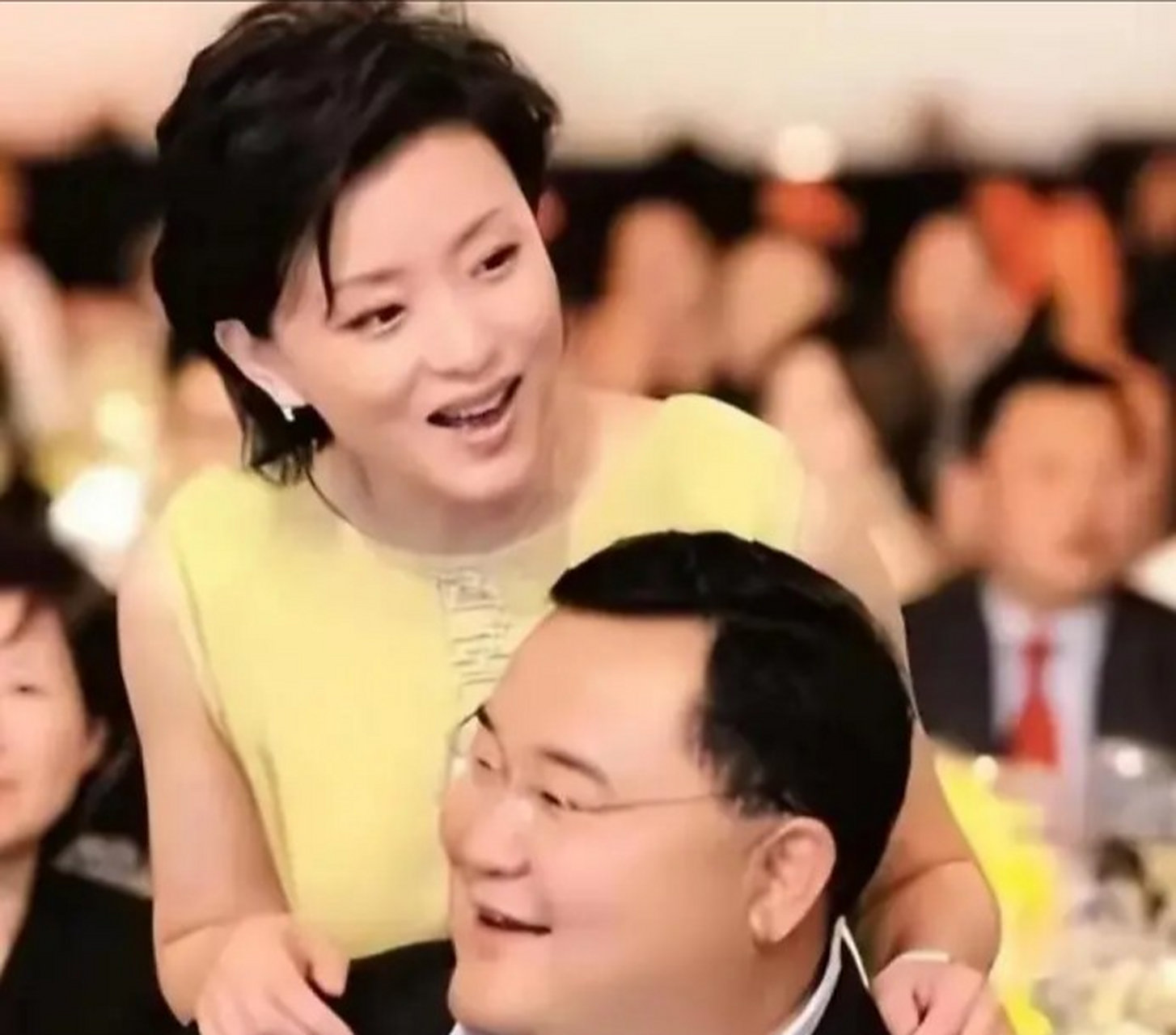 1994年,26岁的杨澜不顾父母的反对,坚决要和银行上班的丈夫张一兵离婚