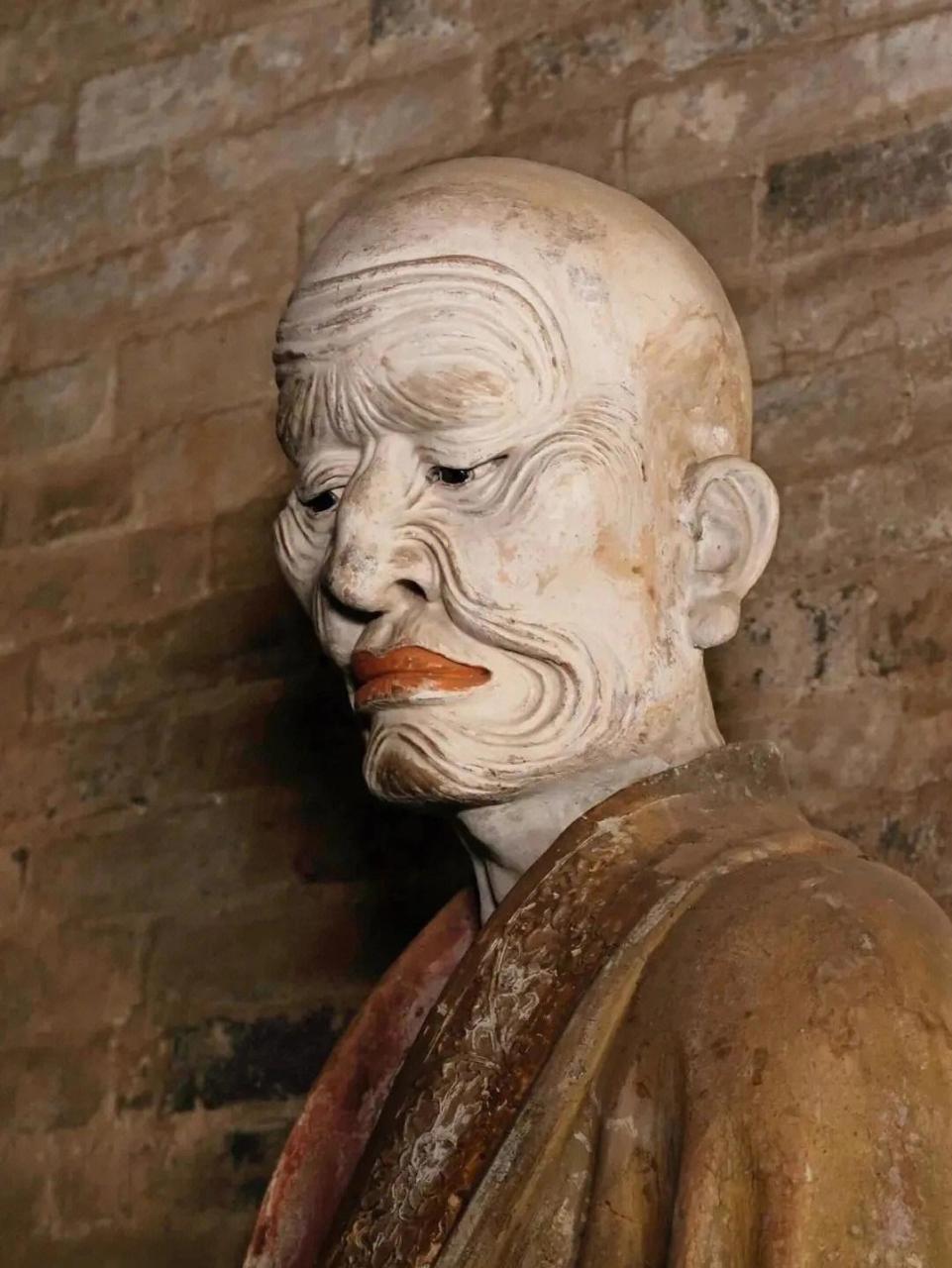 山西崇庆寺十八罗汉像,塑于北宋(1079年),他们形态各异,丰满或清瘦