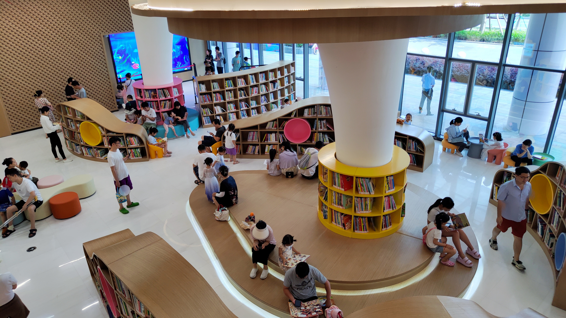 成都高新区图书馆新馆端午节开始试运行了,又一个可以免费蹭空调的