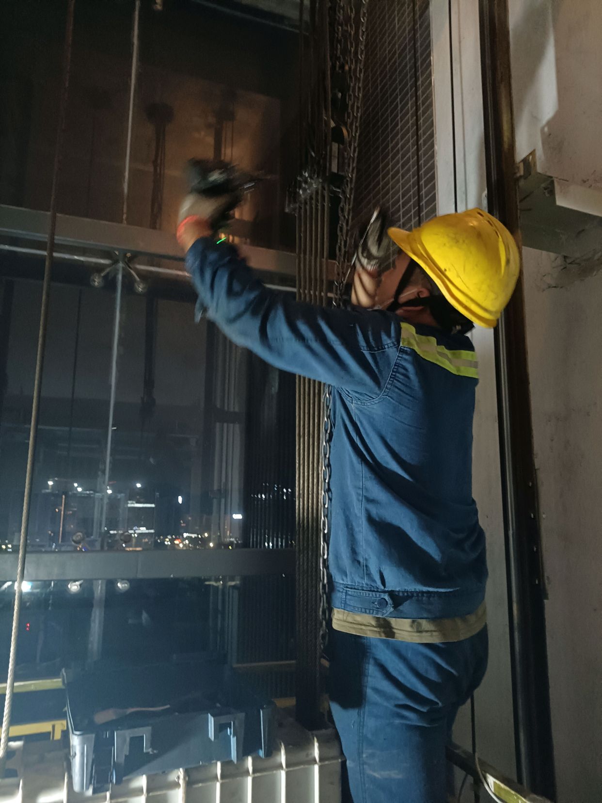 电梯钢丝绳伸长了怎么办?电梯收钢丝绳(另称截缆)方法介绍一