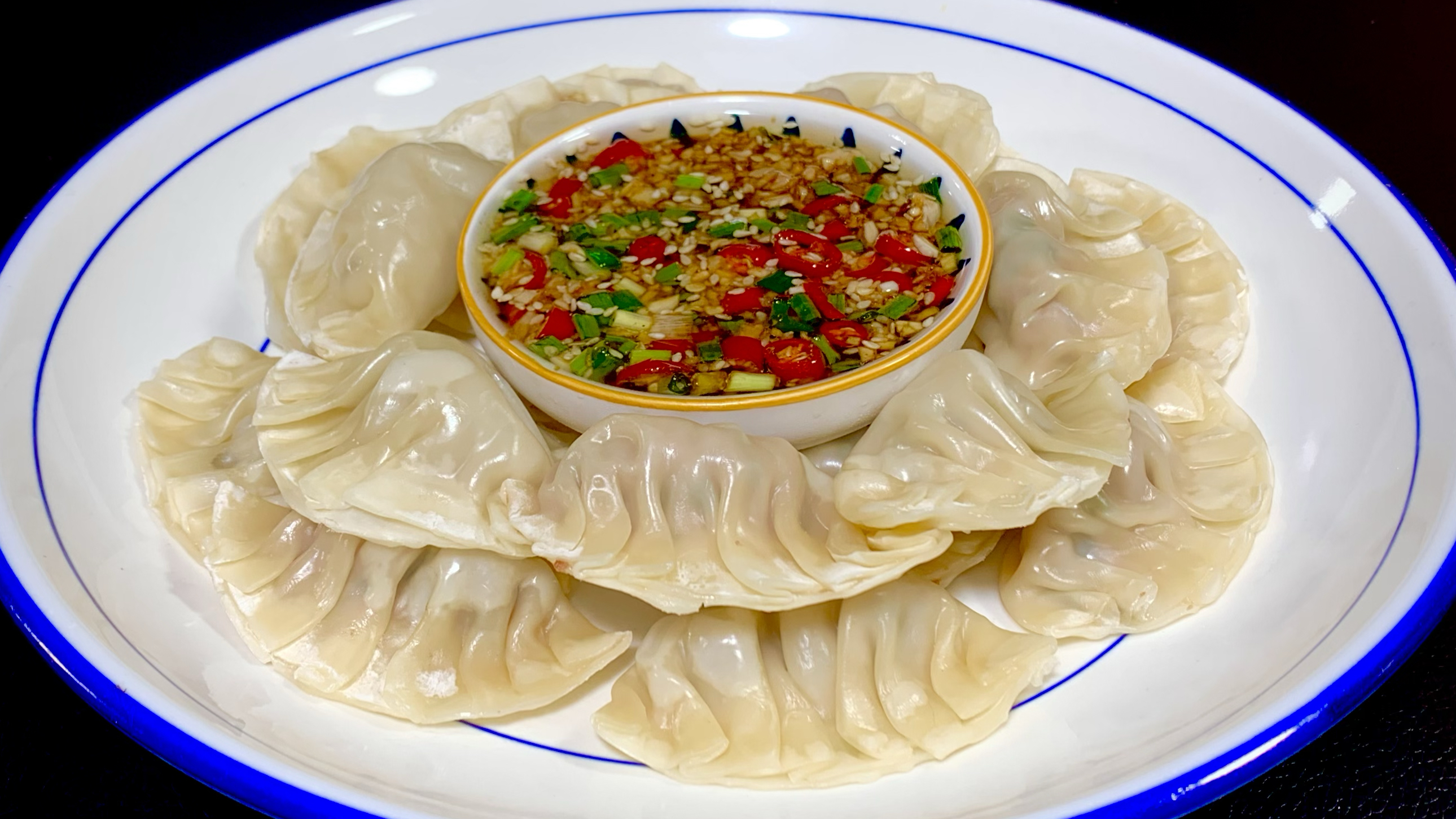 做蒸饺,调肉馅很重要,蒸岀来肉鲜嫩滑,一口一个满嘴爆汁,好吃