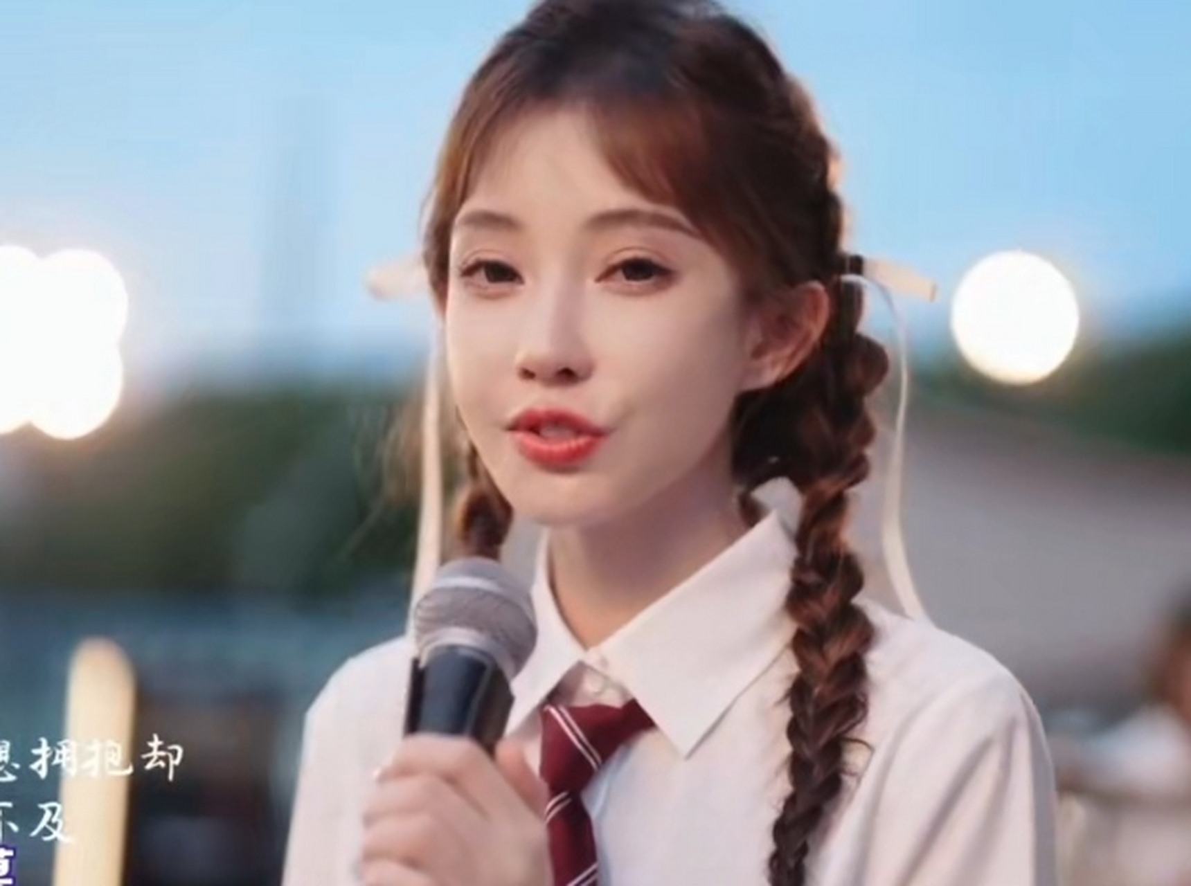 冯提莫户外唱歌为毕业生加油,她特意穿了学生装应景,头发也梳成两个