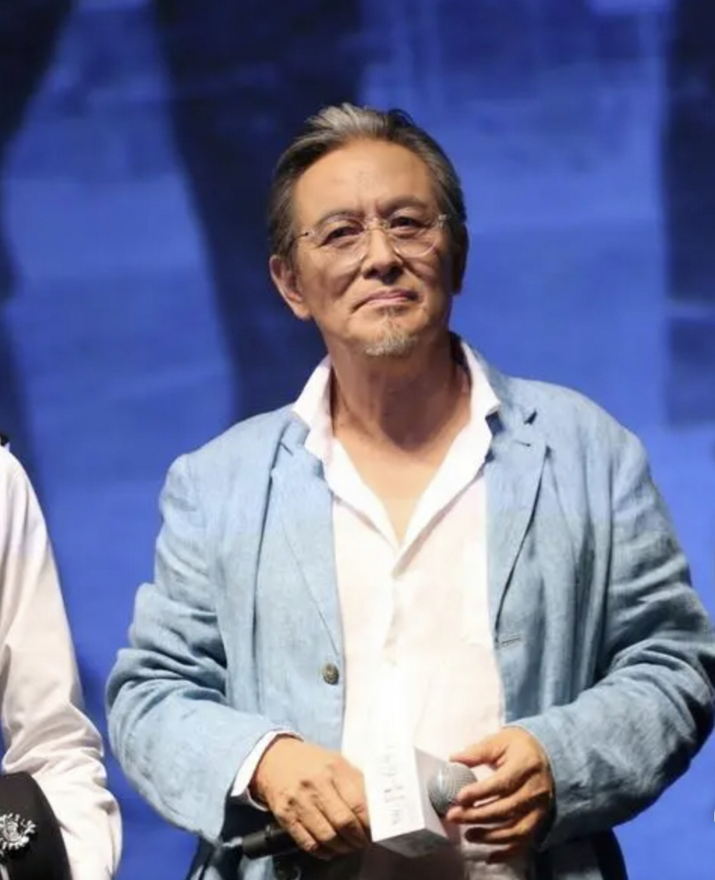 张震和他的父亲,这家男人主打就是一个有气质[吃鲸]