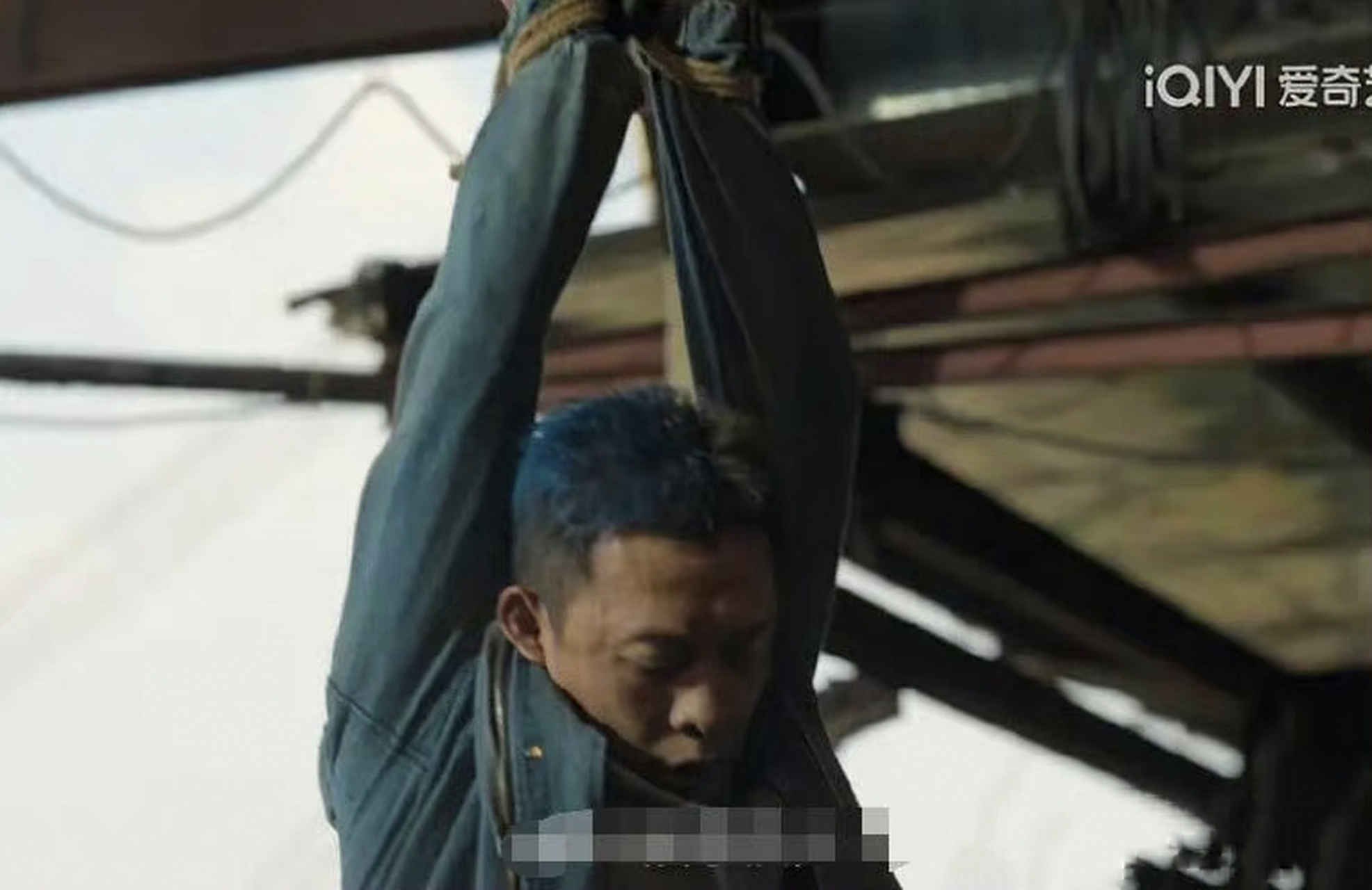 杨超越这个手被捆着吊起来的画面,双手居然是弯曲的……是安欣看了都