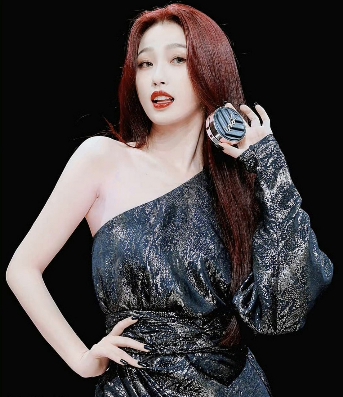 娇嗔欲滴的"虞美人"#虞书欣# 飘逸红发披肩,黑色斜肩长裙 ,白皙细嫩的