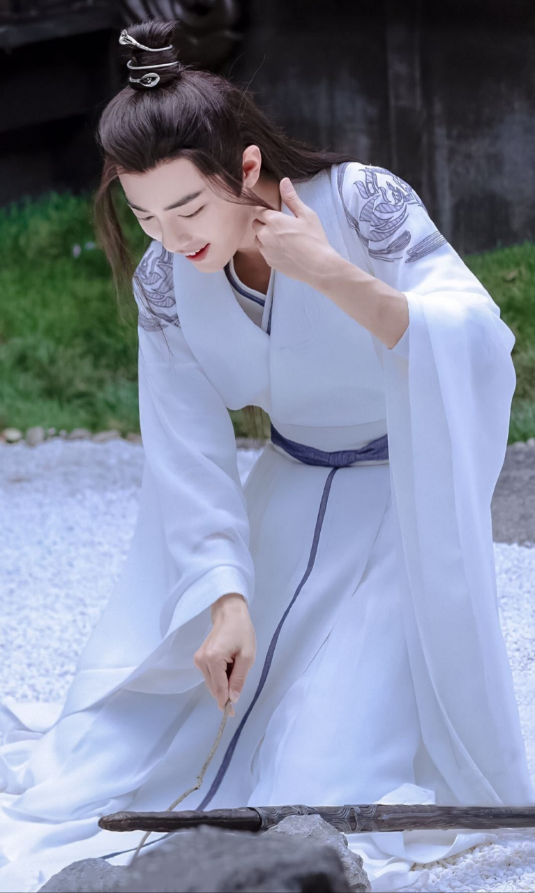 白衣魏无羡,灵动可人, 活泼恣意,一笑便让人如沐春风.