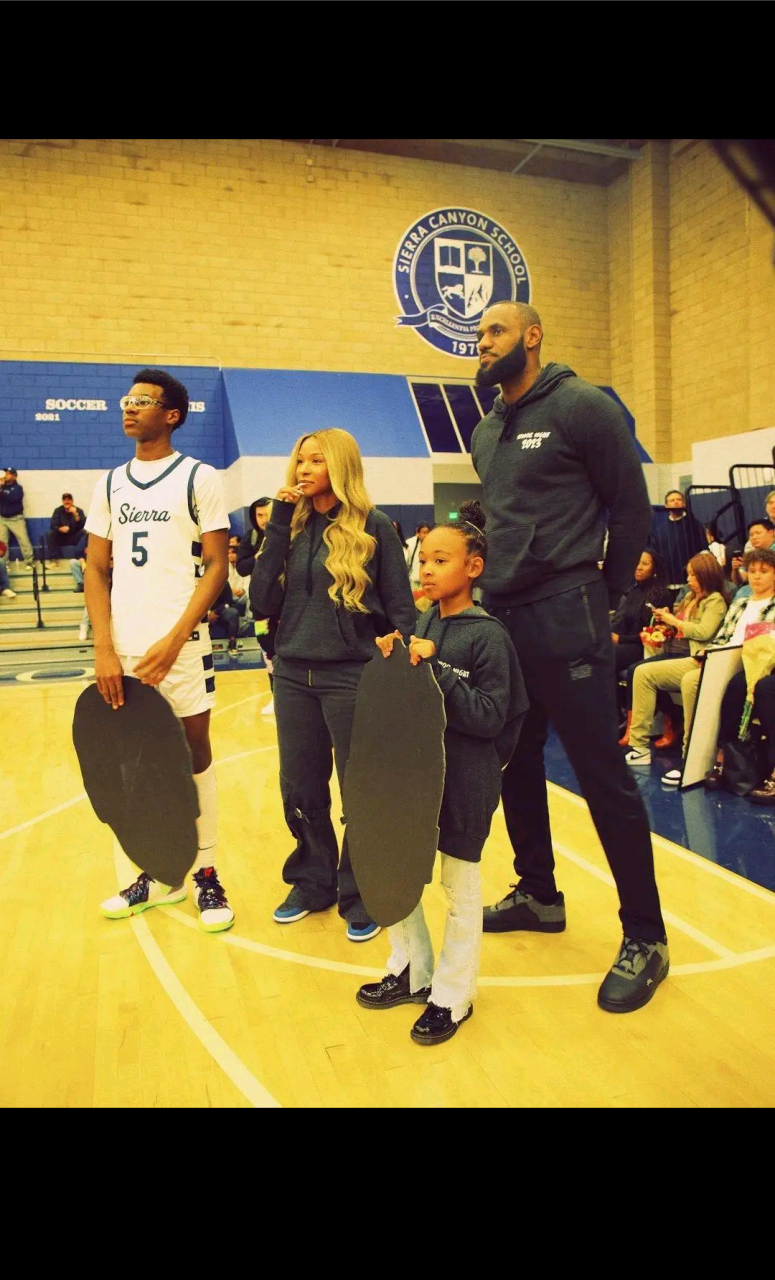 詹姆斯携全家观看两个儿子比赛,皮尔斯,杜德利现身场边  01月12日讯