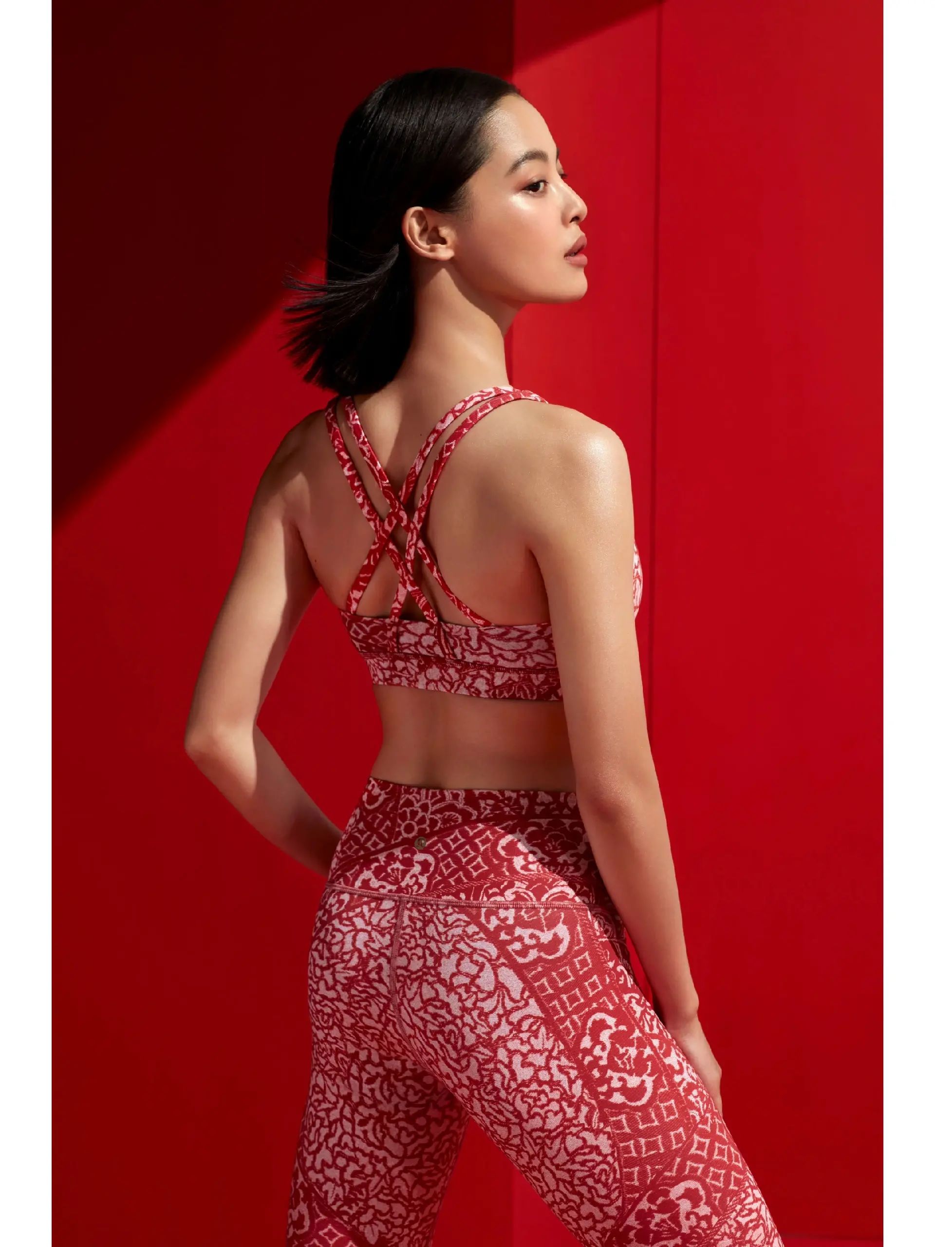 瑜伽女神辛芷蕾的时尚红色运动服的造型