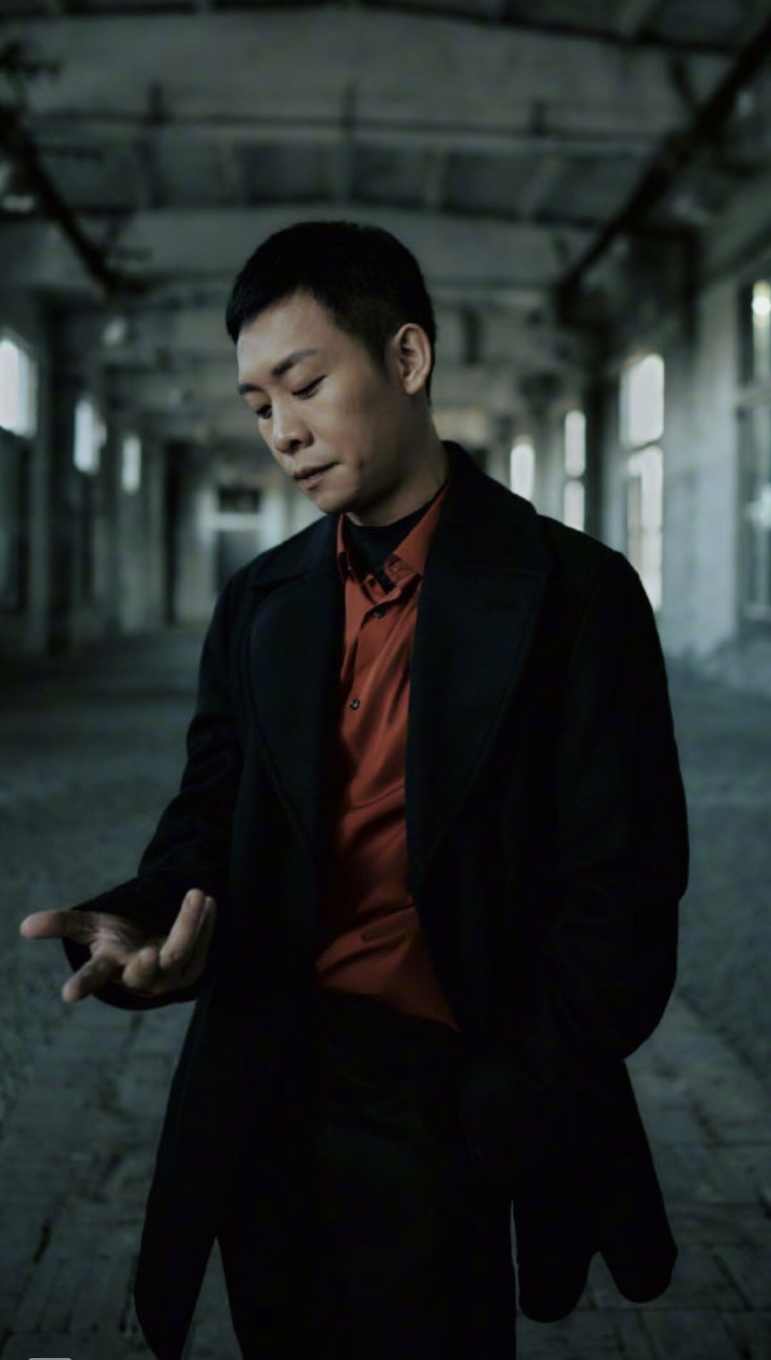 张译参加活动领结上飞来真蝴蝶,完美诠释"你若盛开,蝴蝶自来"