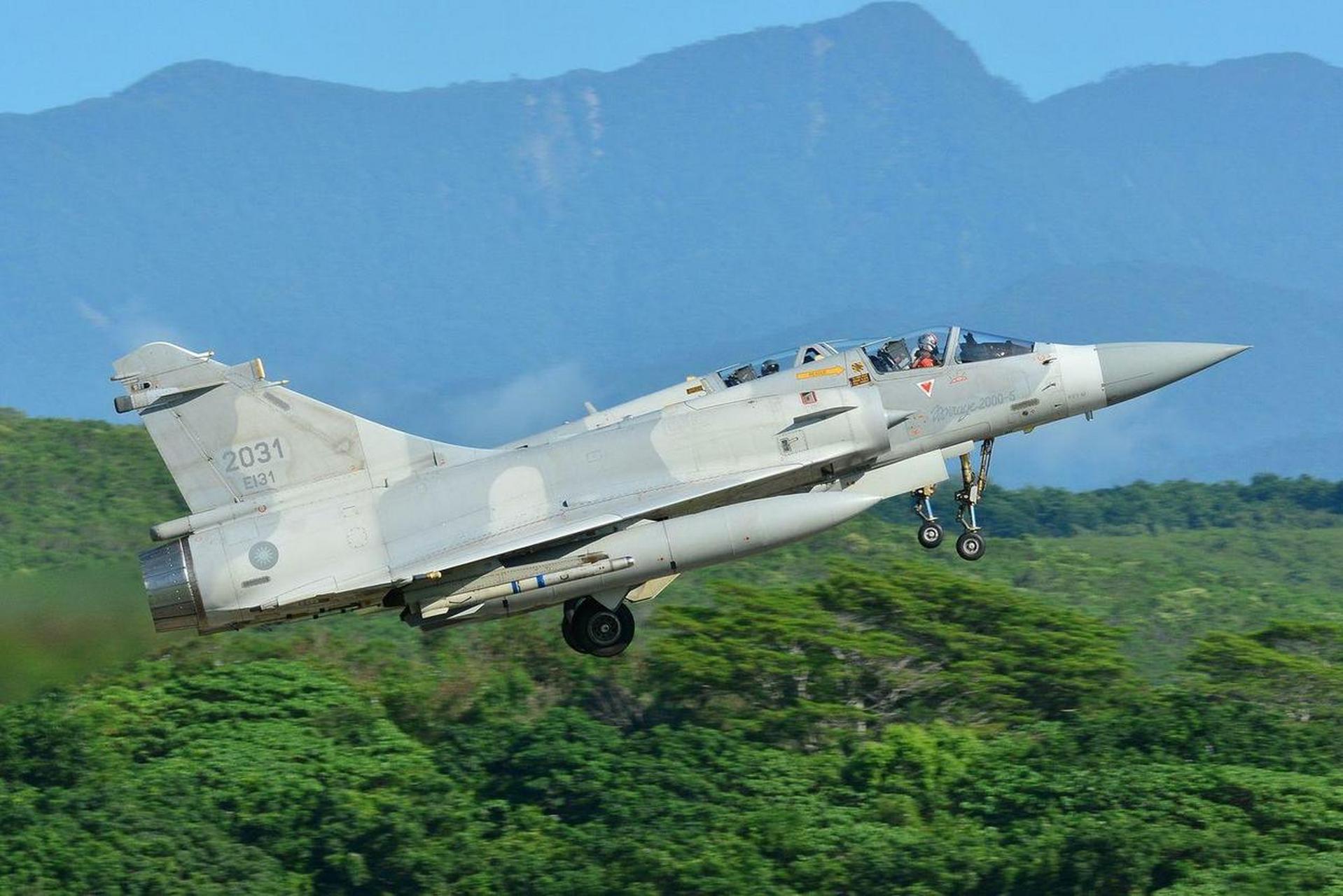 台湾省当局空军主要装备:有f