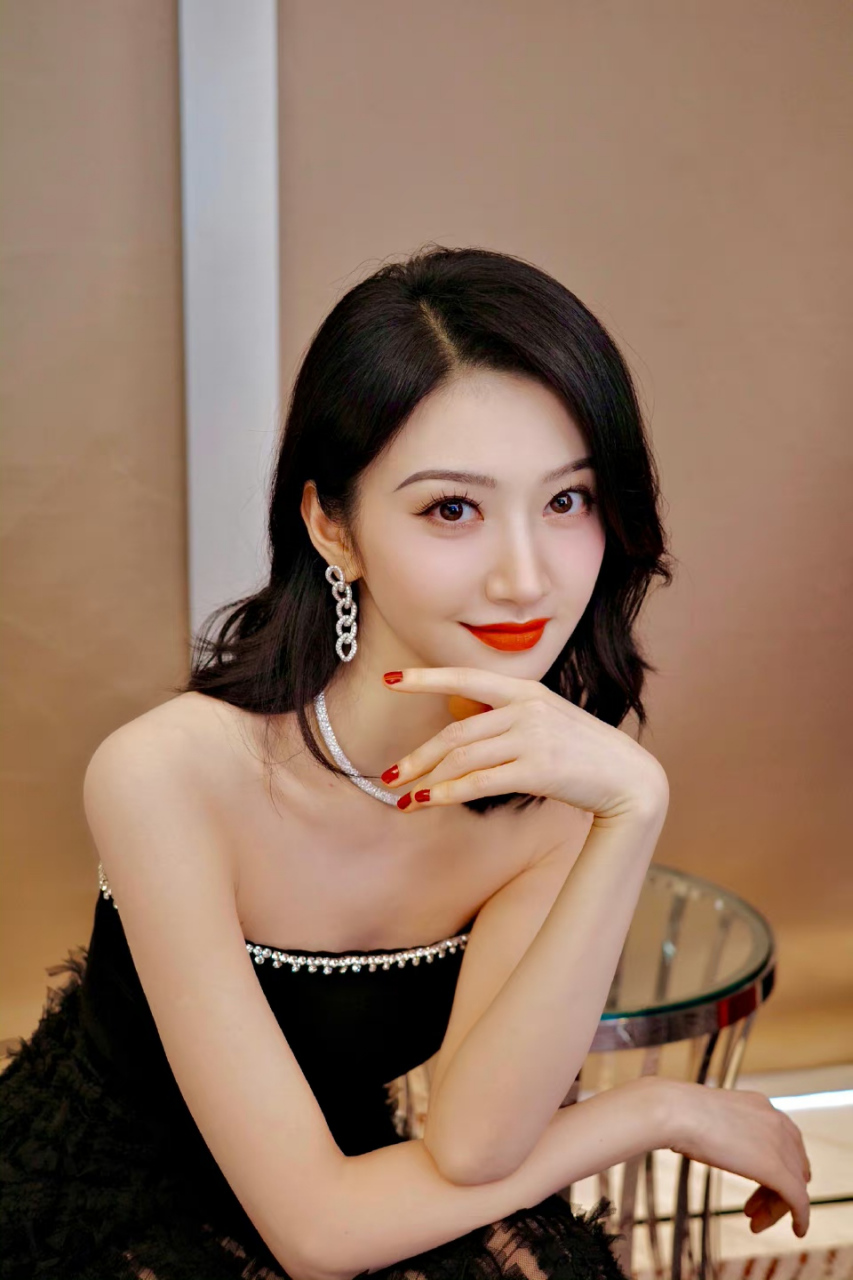 景甜# 一袭黑色镶边抹胸裙,肤如凝脂,烈焰红唇,水嫩肌肤,婀娜身姿