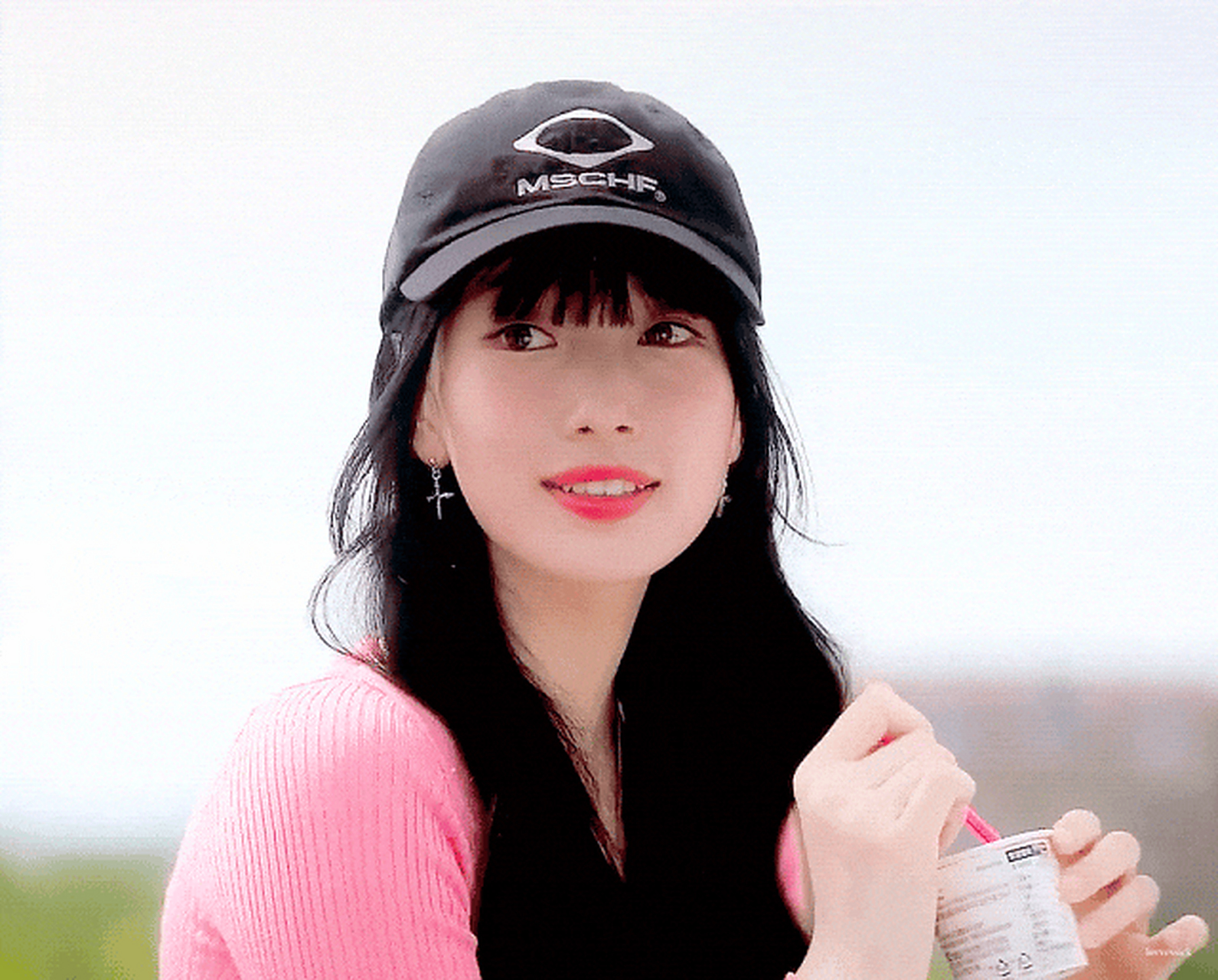 青纯可爱,邻家大女孩,经典齐刘海,配上略带艳妆的脸和原来的素颜少女