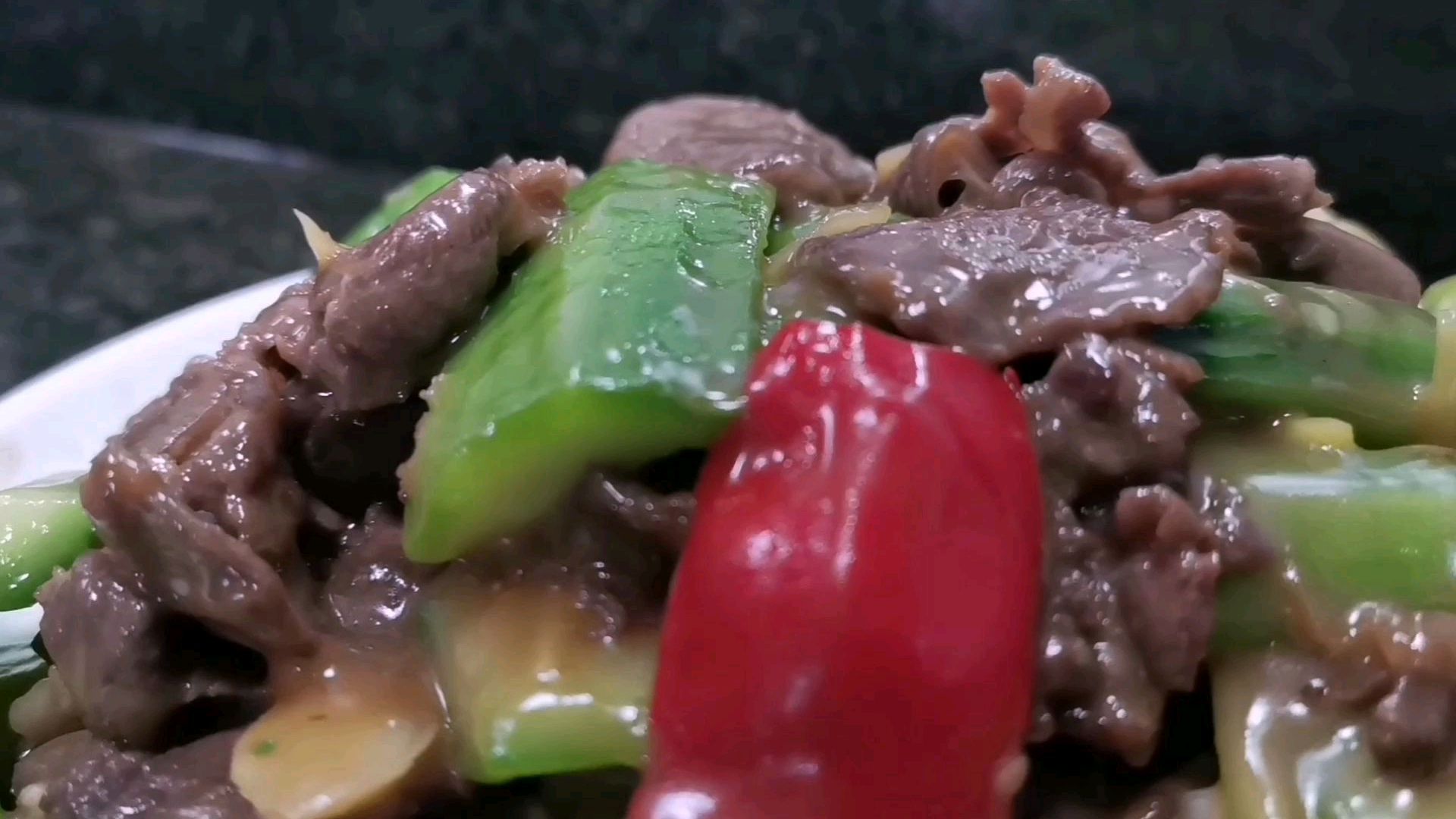 广东常见小炒“丝瓜炒牛肉”牛肉鲜嫩,丝瓜爽口,简单易做快收藏