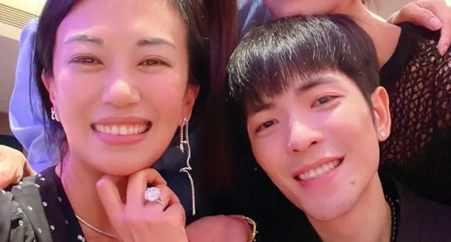 林有慧答应求婚后首露脸,萧敬腾老婆自拍太美了