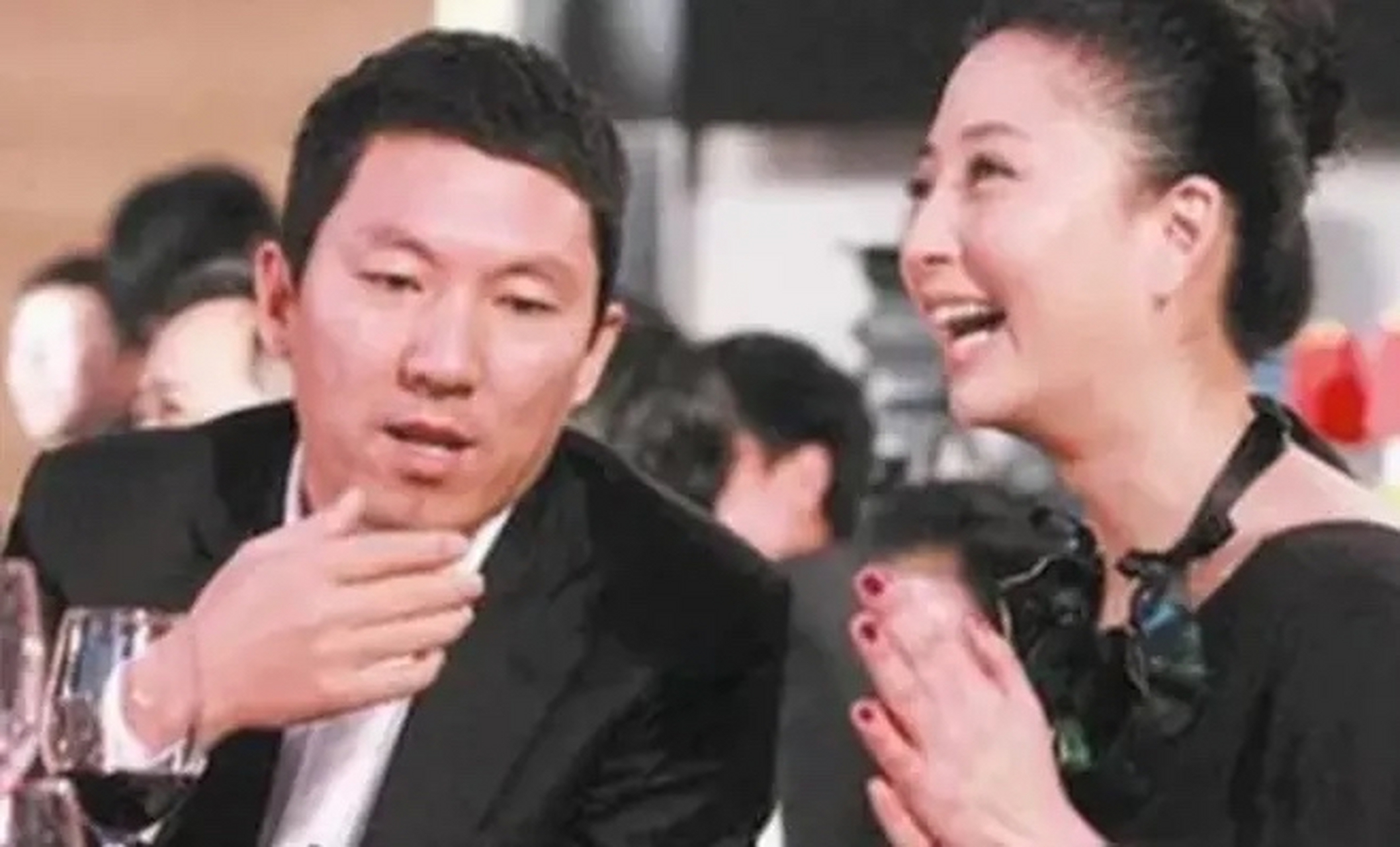 那年,殷桃相识了富商孙东海,两人谈起了恋爱,后来孙东海看到了肤白貌